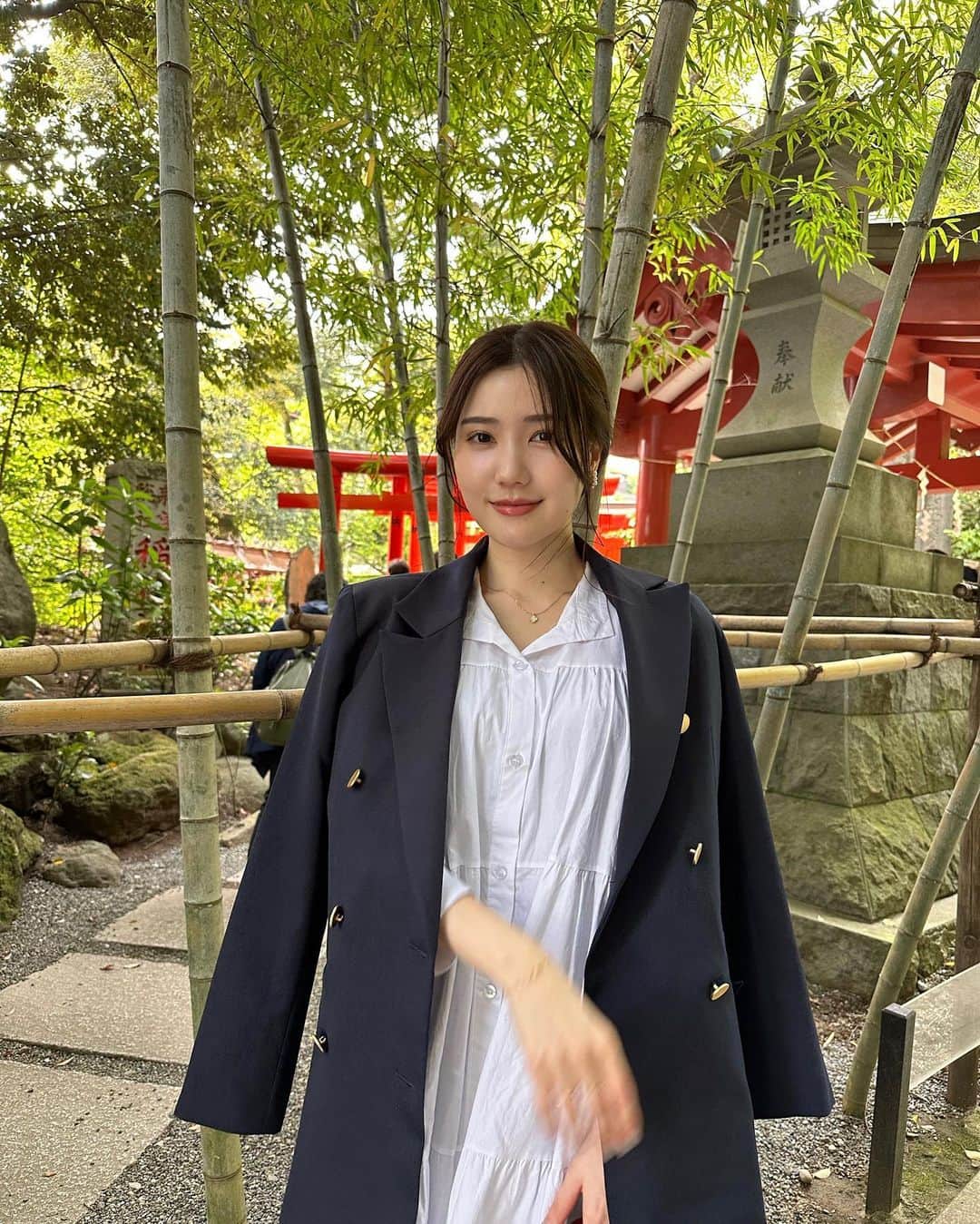 立木綾乃のインスタグラム：「初熱海！ 1日目は行きたかった来宮神社に！たくさんパワーもらってきた🍃 シャツワンピ×スニーカーでカジュアルコーデ👟♡  👗@holidayandholiday_official  #熱海旅行 #来宮神社 #立木fashion #ワンピースコーデ」