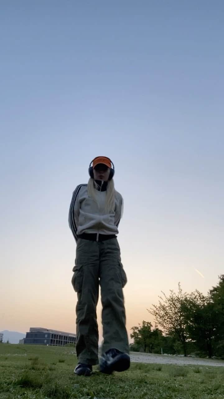川端結愛のインスタグラム：「のんびりいこうよ🤚🏻🧡🍃🌚 充分がんばってるよ☺︎  って言って自分を落ち着かせてあげると のんびりしてられんー！ってやる気の自分が現れてくれる！ 甘やかすことで反骨精神生まれます👶🏻🦴 つまり、ラブユアセルフ❤️（?）  最近大変だーー！ってなると 好きな曲を聴きながら、お散歩したり、自然を見て心を浄化させています🍃🍃🍃空気が澄んでてだいすき おすすめの自然スポットとか教えてください🍄  4月は気持ちの引っ越しが忙しいし ザワザワするけど自分のペースで！ みんな毎日おつかれさまです❤️‍🩹　  ps.今日もわたしは、ブリトニー様のwork bitchをガンガンに鳴らしてブリトニー様に努力するのよ！と背中を押して貰いました🙆🏾 みんなも聴いてみて🤝🏻❤️  #dance #reels」