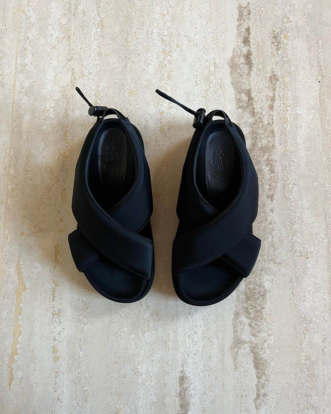 ペニーレ・タイスベックのインスタグラム：「Annonce Summer slides🖤 now available at @ssense」