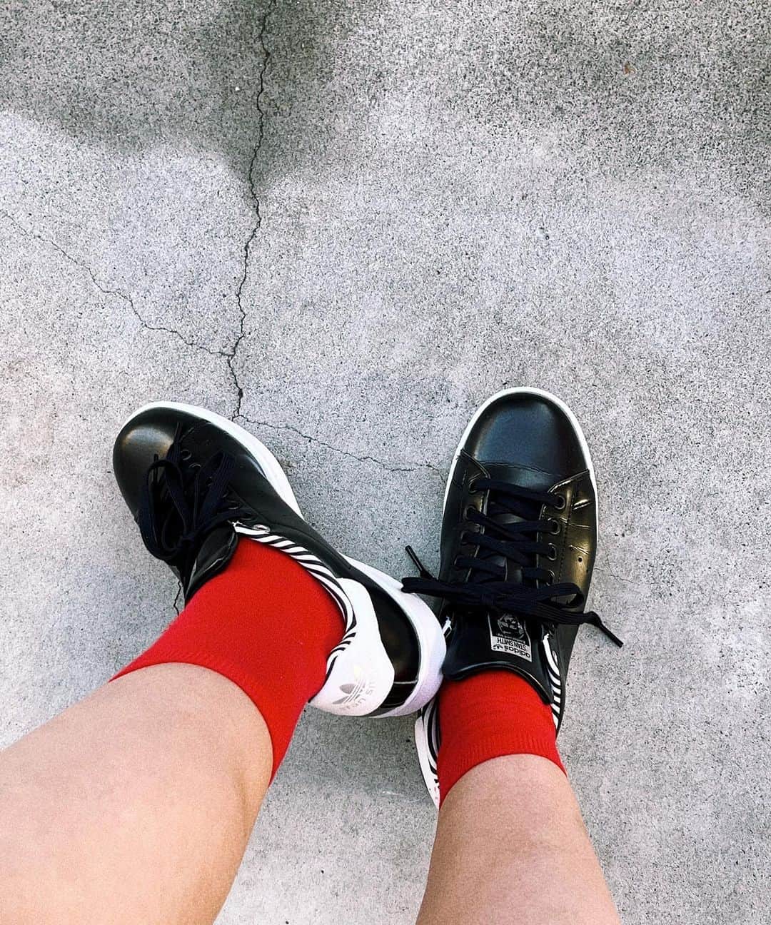 安田愛音さんのインスタグラム写真 - (安田愛音Instagram)「#aine_code  tops @ujoh.official  pants @laguagem  sneaker @abc_mart_japan   フレンチテイストで可愛いスタンスミス ストライプ柄になってるの、 赤い靴下と合わせた🍎 春っぽくて可愛い  #adidas #sneakers #フレンチコーデ #春スニーカー #春コーデ #シャツコーデ#ショートパンツ #中目黒カフェ#祐天寺カフェ」4月18日 19時51分 - ainee.y