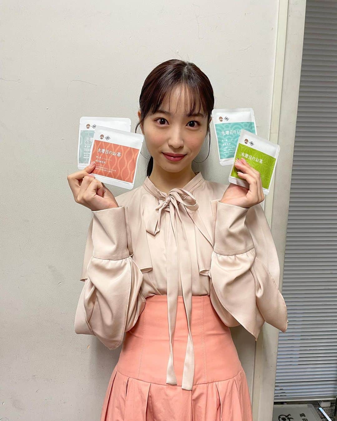 林佑香のインスタグラム：「ずっと飲むのを楽しみにしていた、スタッフの方から頂いたお茶🍵  一つ一つ曜日がふられていて、それぞれフレーバーも違います！  香りやリラックス効果などそれぞれ特徴があり、毎日仕事終わりに楽しみにいただいてます☺️」