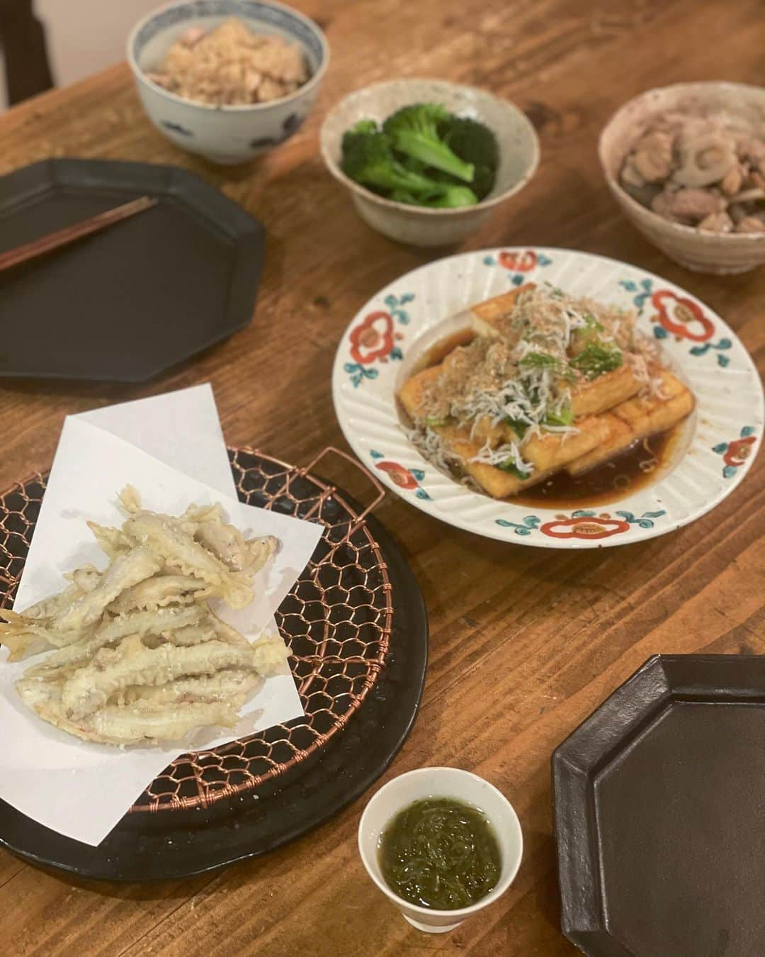 田中マヤさんのインスタグラム写真 - (田中マヤInstagram)「今日のばんごはん。  ワカサギの天ぷら 厚揚げのステーキ 鶏肉と蓮根の煮物 ブロッコリー めかぶ 炊き込みご飯  👦🏻は、はじめてましての ワカサギ天ぷらを食べて 「うん。いける。塩ふったでしょ。」  でした。  ごちそうさまでした🙏🏻  #晩ご飯 #dinner #マヤのごはん #和食 #저녁밥」4月18日 19時45分 - tanakamaya__official