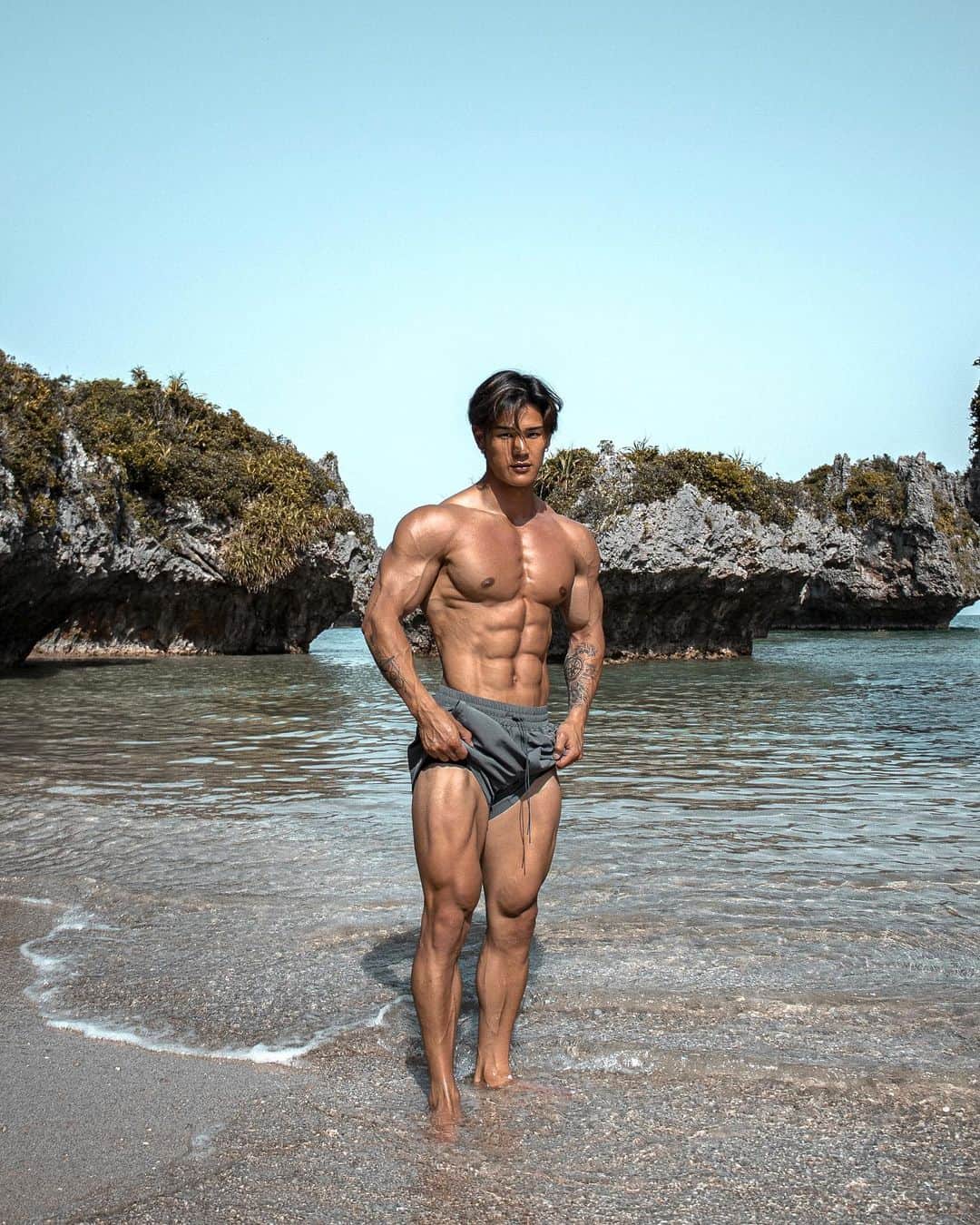 のインスタグラム：「33 days out🗡️ やらない部位は確実に細くなる... ・ ・ ・ #fitnessmotivation #okinawa」