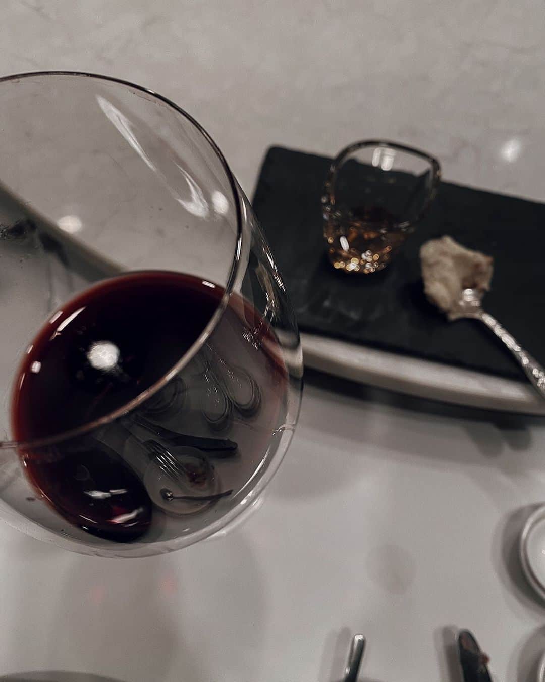 浜田咲希のインスタグラム：「遅ばせながら 白派だったのに 赤ワインが好きになった 今日この頃🤭🌸 大人の階段のぼる、の巻🍷  #wine#winebar#restaurant#opusone」
