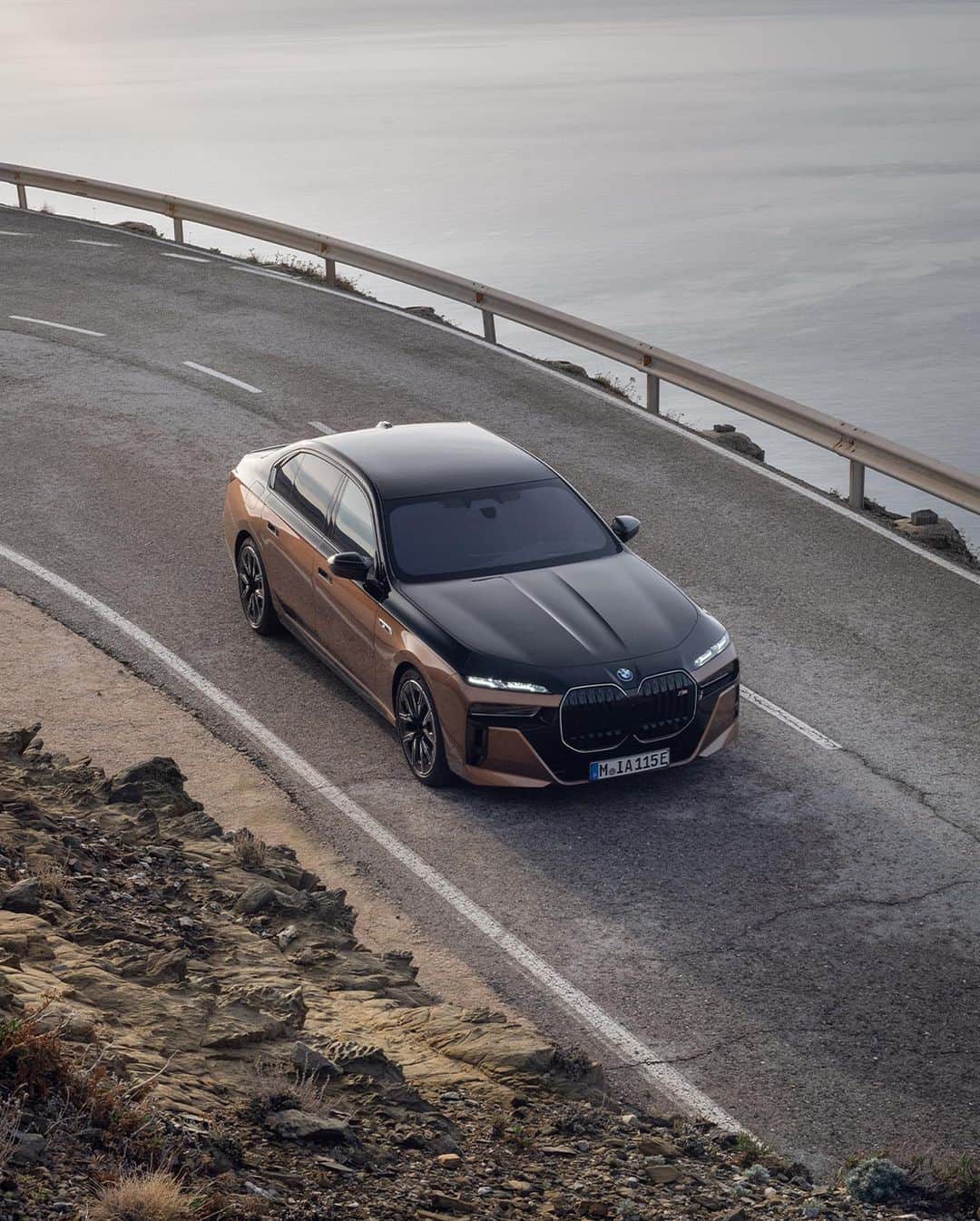 BMWのインスタグラム：「Where we’re going, elegance and space are essential. Inside THE i7 M70.  #THEi7M70 #BMW #ThisIsForwardism __ BMW i7 M70 xDrive*: Energy power consumption in kWh/100 km (combined): 23.8-20.8 (WLTP); CO2 emissions in g/km (combined): 0 g; Electric range in km: 488-550 (WLTP) *Preliminary data」
