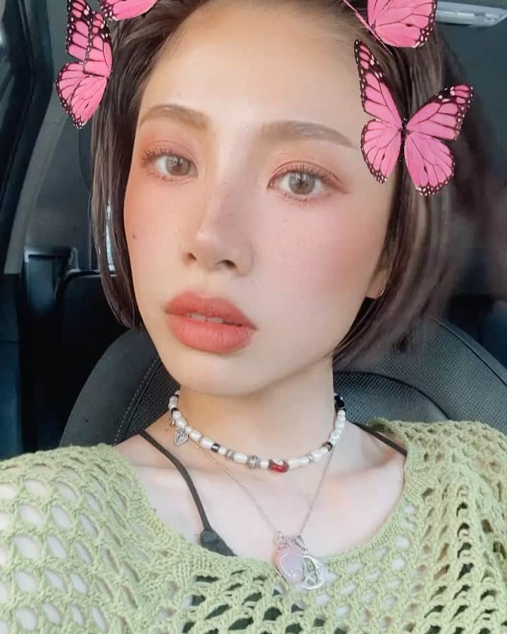 honoka のインスタグラム：「ひゃっほおぉおおい🌷 今日ははっぴーなことがあった✌️💕  今月も可愛くしてもらいまひた🫶 ﾏﾂﾊﾟ👀🩵 @kanae__eyelash @apartment___salon  ｶﾐﾉｹ✂︎🩶　 @logmisato   いつもいつもありがとうございます✨」