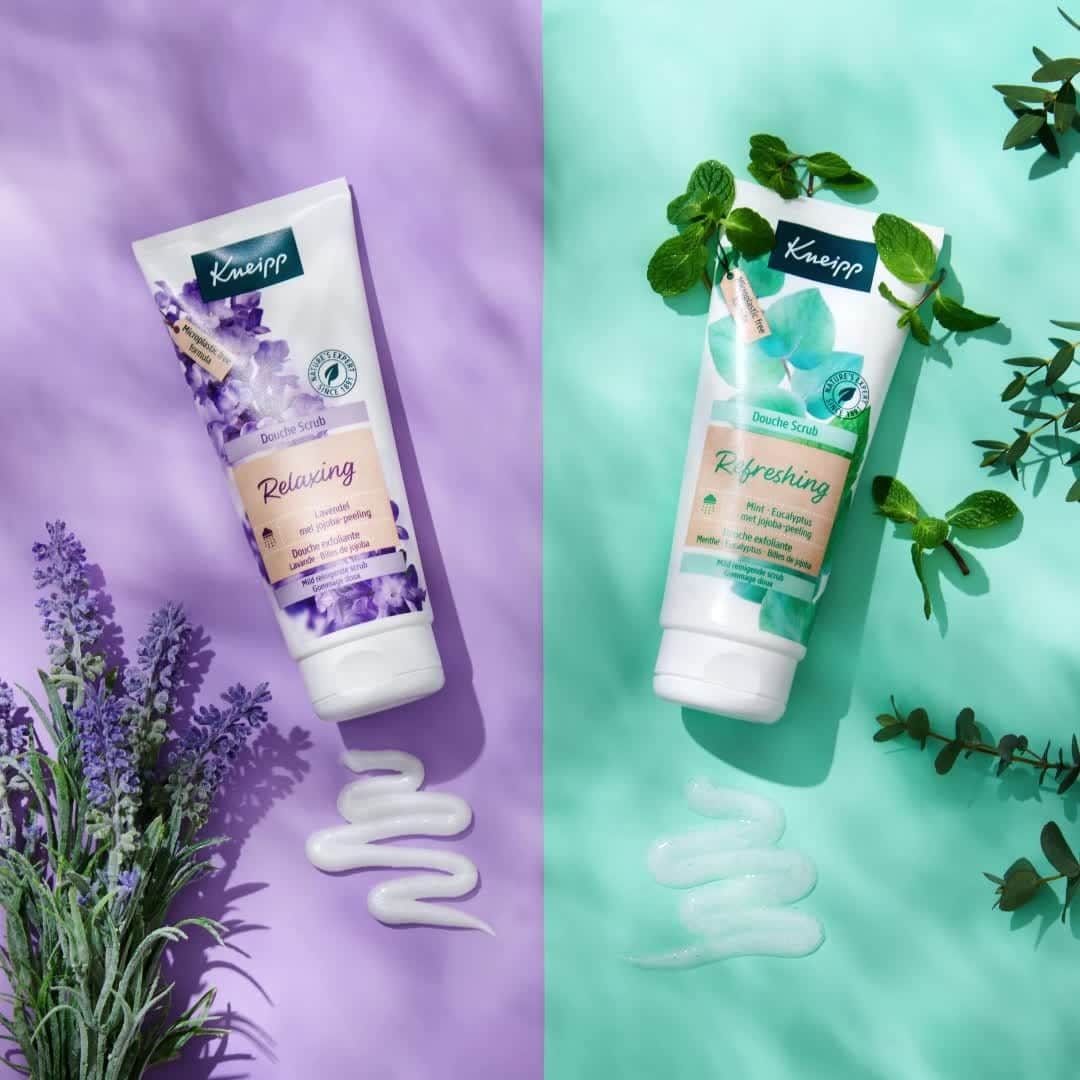 クナイプ公式アカウントのインスタグラム：「｡:*スクラブボディウォッシュが新発売｡:*  スクラブとウォッシュが2in1に！ 毎日使えるボディスクラブが数量限定で明日、4月19日（水）にデビューします🎉  肌への負担が少ない自然由来の角質除去成分“シリカスクラブ”が、ザラつきや角質をやさしくオフ。 肌の露出が増える季節に向けて、しっとりなめらか素肌を目指しましょう💕  『ラベンダー』の香りは、リラックスさせてくれるやさしい香りでしっとりタイプ💜 『ミント＆ユーカリ』の香りは、すっきり爽やかな香りでさっぱりタイプ🌿  その日の気分やなりたい肌にあわせてチョイスしてくださいね。  #クナイプ #天然ハーブ #植物由来 #植物の力 #香り #香りを楽しむ #スクラブボディウォッシュ #ボディスクラブ #新発売 #数量限定」