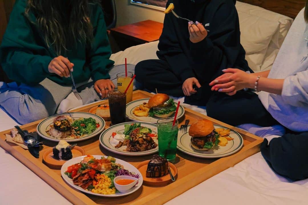 8hotelのインスタグラム：「Girls Party ！⁠ 大スクリーン＆大ボリュームでお好きな映画やyou tubeを観ながら女子会もOKなシアタールーム。」
