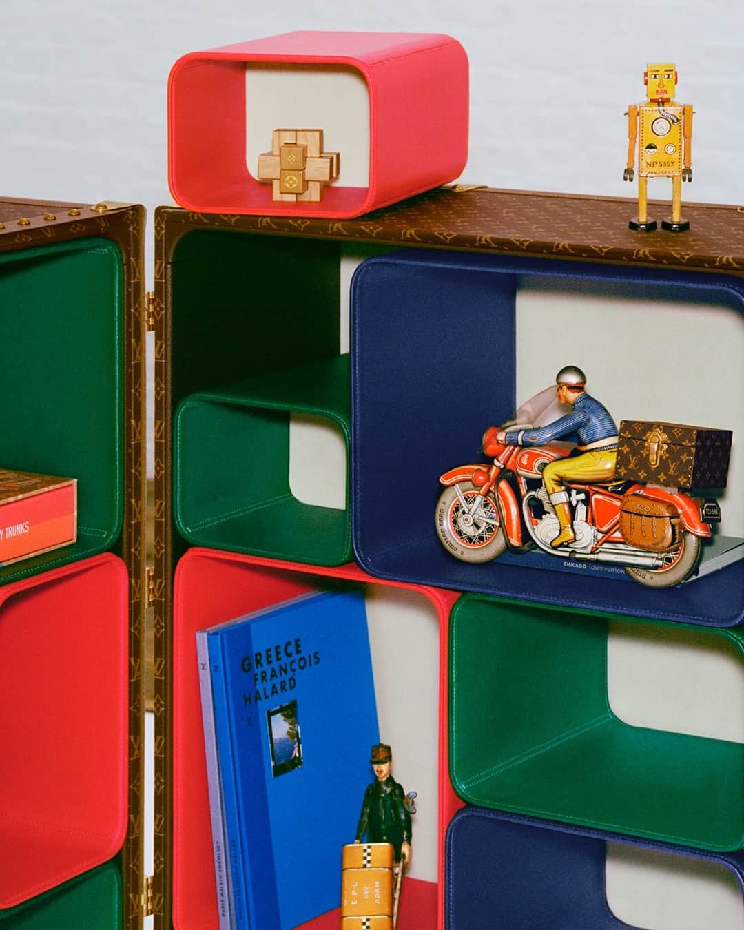 ルイ・ヴィトンさんのインスタグラム写真 - (ルイ・ヴィトンInstagram)「Creating contrast. #MarcNewson's Cabinet of Curiosities captures the art of transformative design with contemporary red, green, and blue leather-encased cubes balanced by the #LouisVuitton trunk's signature Monogram. Discover the designer's latest creation via link in bio.  @marcnewsonofficial」4月18日 22時30分 - louisvuitton