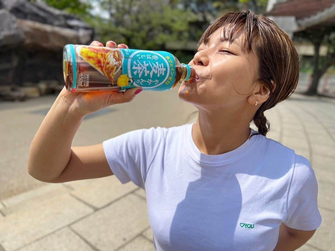 クロのインスタグラム：「「新やかんの麦茶」で、さっちゃんとの公園時間の途中に水分補給✨ 「やかんの麦茶」はまるで、やかんで煮出したような香ばしくて後味すっきりなおいしさで大好き〜♫ 子どもと遊ぶと気づかないうちに体力を使っていてほんっと喉が渇く！！！ 公園時間には親子で大好きな「やかんの麦茶」を持参してこまめに水分補給がお決まり🤙🏽✨✨ 美味しくてゴクゴク飲めちゃうから水分補給にはピッタリ〜✧*。 これからの季節の水分補給に🫶🏽💕  #やかんの麦茶 FROM爽健美茶 #やかんの麦茶ゴクゴクチャレンジ #香ばしくて後味すっきり #PR」