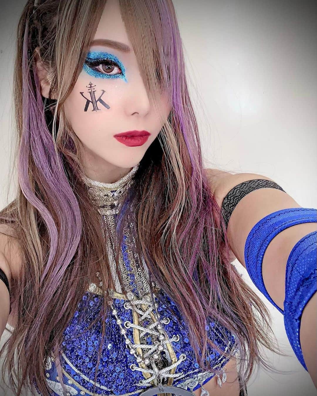 カイリ・セインのインスタグラム：「🔵or🔴？」