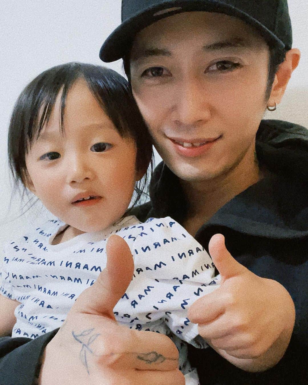 のインスタグラム：「. 妹のお友達の赤ちゃんも実家に遊びにきていて 可愛いがたくさんで幸せな時間すぎた👶🏻🍼🫧  最初恥ずかしがってたけど すぐに慣れてくれた😗笑  兄妹3人揃ったの何年ぶりだろう🤣  #dayoff #family #姪っ子 #baby」