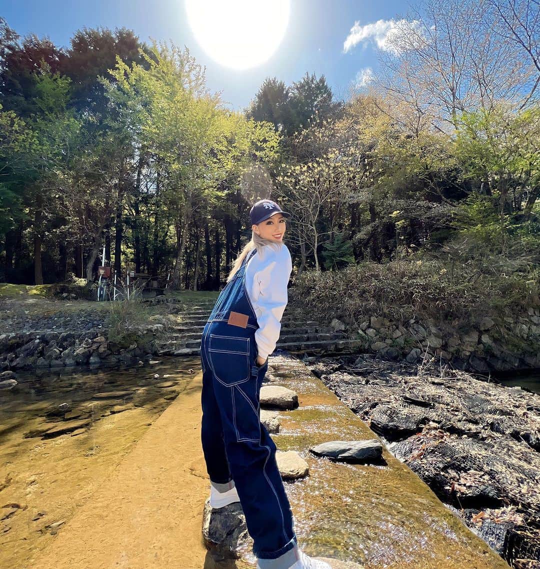ENAのインスタグラム：「自然に囲まれながらキャンプ🏕 テント建てるの早くなってきた😋  #キャンプ #キャンプ飯 #キャンプ女子 #キャンプコーデ #キャンプ初心者 #自然」