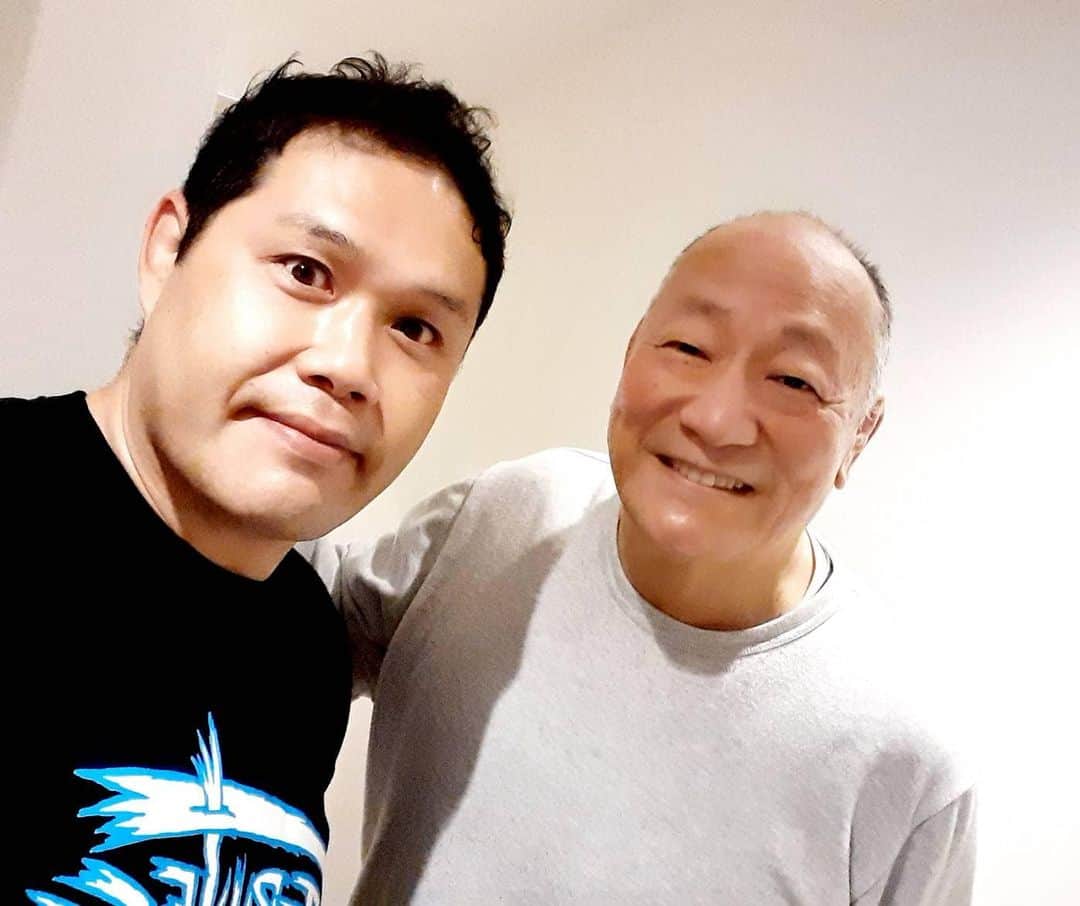 秋山準のインスタグラム：「今日は月一の橋先生のストレッチ。僕がやってもらう前に渕さんにもやってくれました。  橋、ありがとう！  渕さんも喜んでました😊  #渕正信 #秋山準 #橋誠 #伸筋堂」
