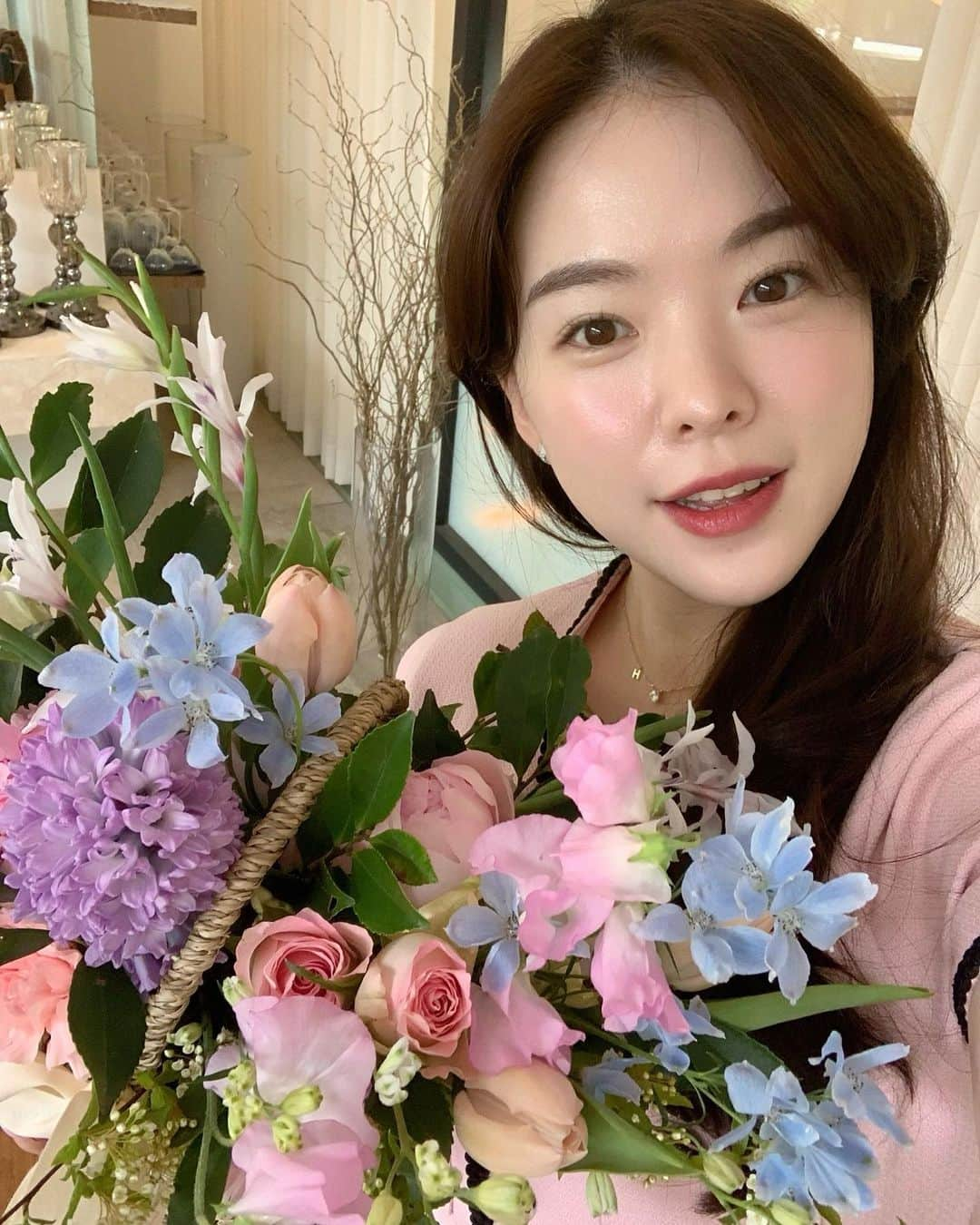 ハヌルさんのインスタグラム写真 - (ハヌルInstagram)「오늘의 꽃꽂이💐 비오다가 끝날때쯤 해가 싸악💛💛 오늘은 뽀롱이도 같이갔지요 ㅋㅋ 마지막에 올린게 제가 만든 꽃바구니에요  하리보도 예쁜거 보고 행복해지기🐻💗  제 활력과 면역의 비밀 독일멀티비타민 상트베른🇩🇪 내일까지 오픈이에요!!!! 선착순 1000명은 끝났지만 아직 수량 조금 남아있어요🤎」4月18日 19時57分 - haneulina