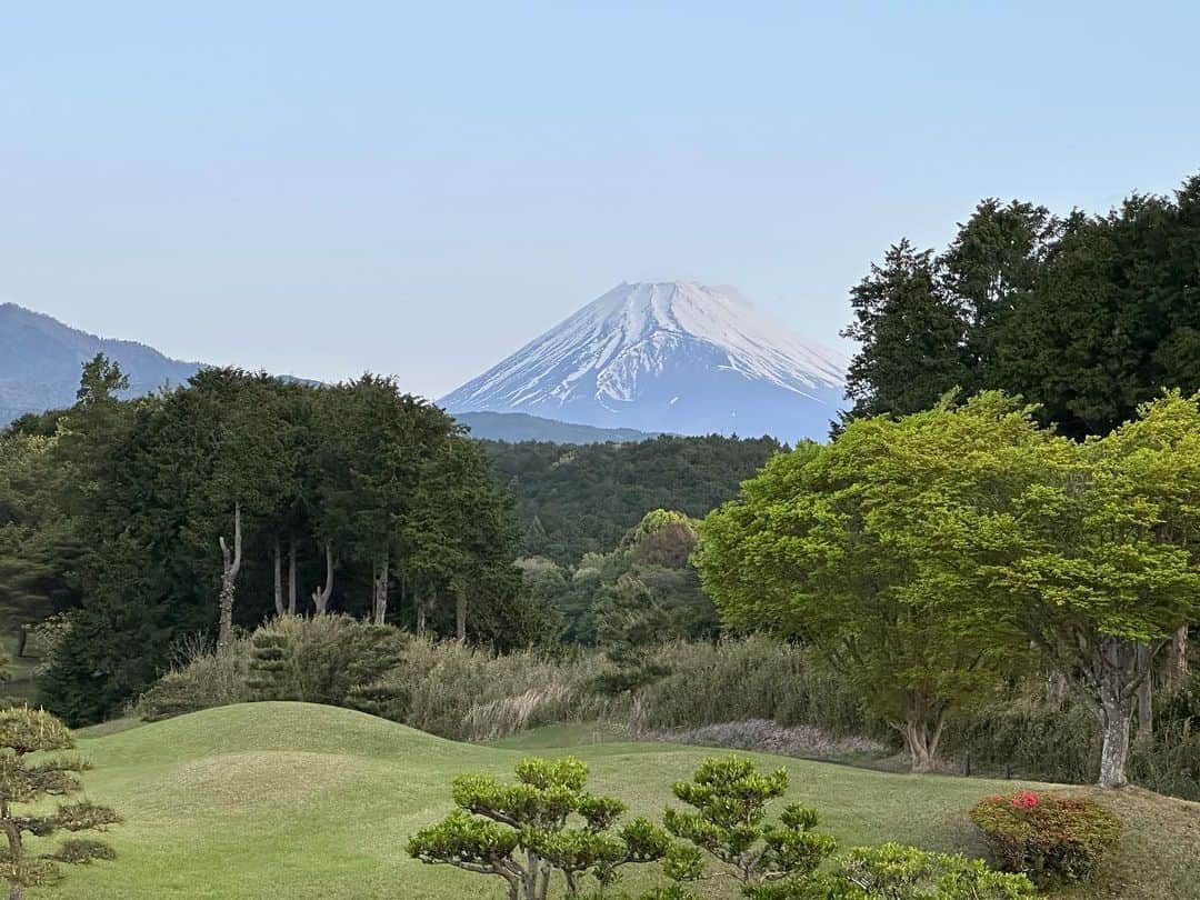 島津健太郎のインスタグラム：「綺麗な富士山やな〜！ と、浸ったのも束の間で関西へ。  一服してから小腹が空いたのであんぱんとミルクティー。  #こしあん派やけどつぶあんも美味いな😋 #富士山」
