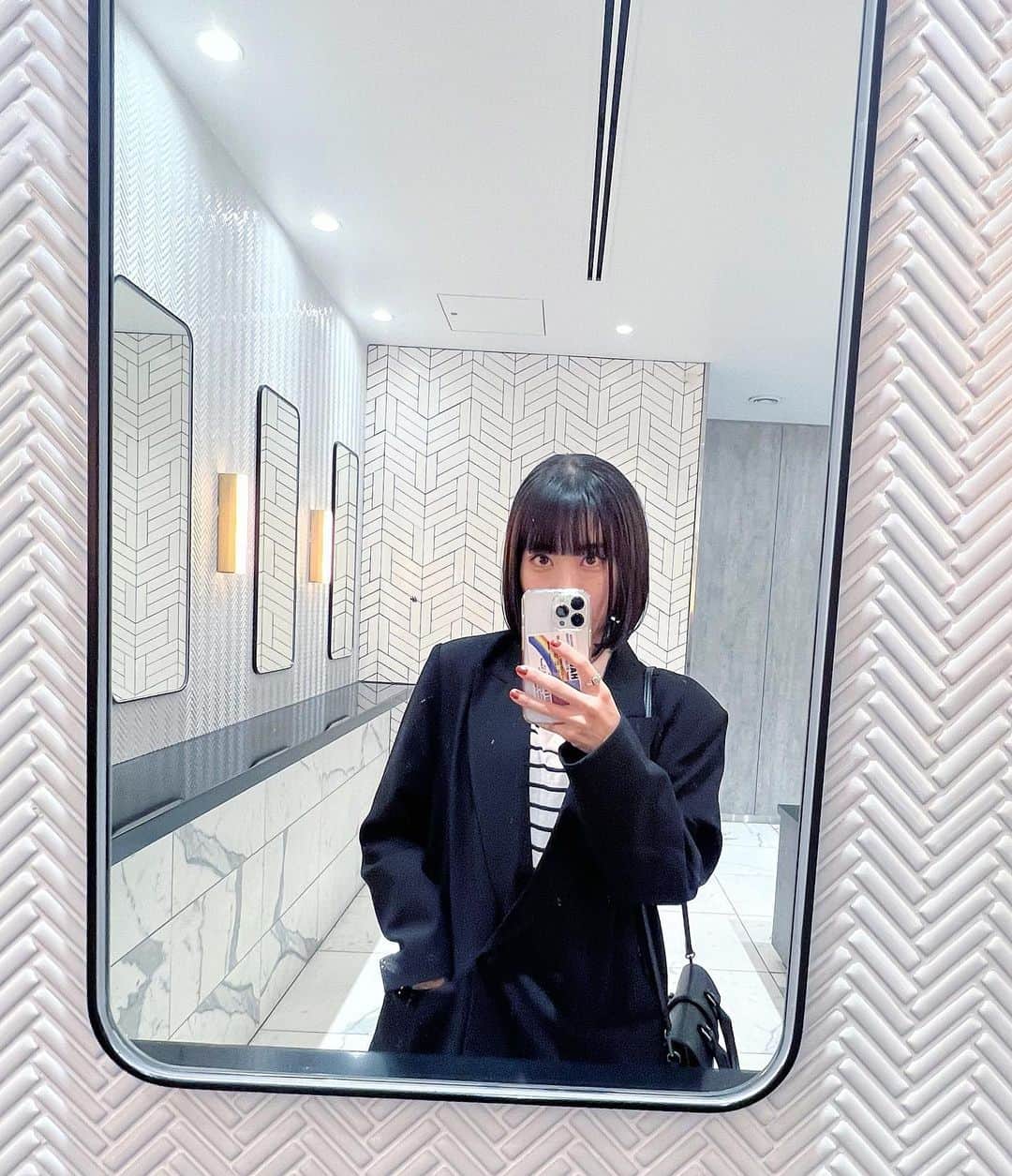 菜々香のインスタグラム：「鏡よ鏡🪞  #mirrorselfie #fashion #outfit #菜々香#nanaka#singer#actor」