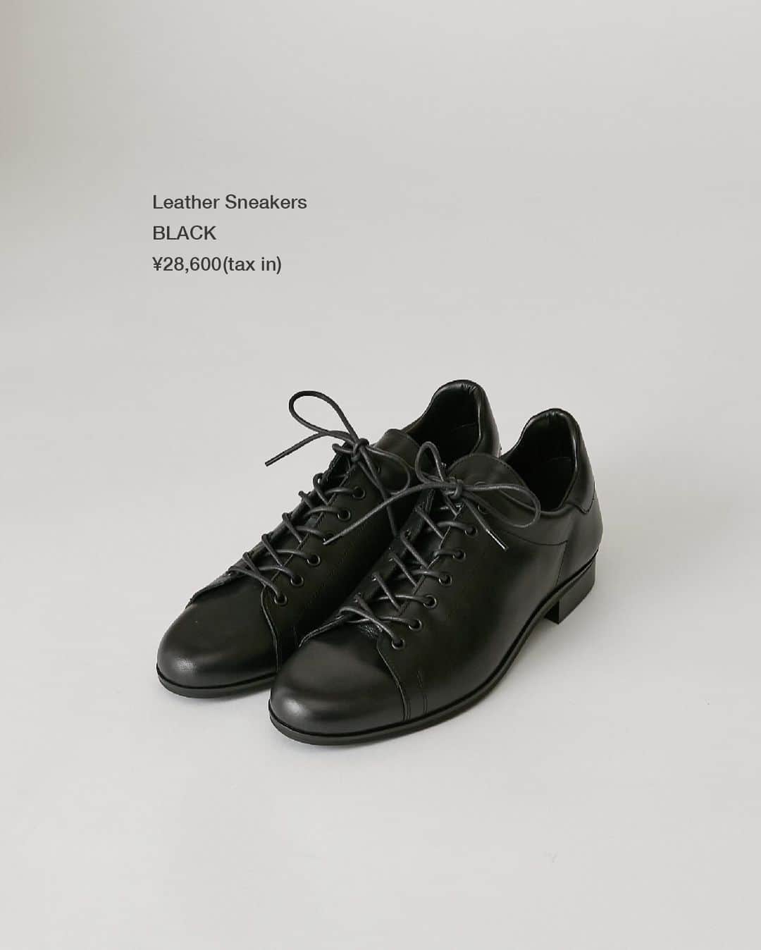 Lui's Lui's official instagramさんのインスタグラム写真 - (Lui's Lui's official instagramInstagram)「⬜︎ leather sneaker   レザースニーカー  Lui's(ルイス)23SSより、ドレッシーさとカジュアルさをかけ合わせた“レザースニーカー”の登場です。 スニーカ―と革靴を掛け合わせた今季オススメの一足です。  【素材】 素材には、光沢のあるカウレザーを使用。 滑らかな質感で、艶つきすぎない程よい光沢感が特徴的です。  【デザイン】 ドレッシーかつ、カジュアルな気軽さのある見た目が特徴的なこちらのレザースニーカー。 アッパーは、カジュアルな印象のスニーカーアッパーを採用。ソールには革靴で見られるヒールのあるソールに。 カジュアルな印象のスニーカーをドレッシーに表現した他には無いユニークなデザインの一足です。  ヒールは高さ2.6cmで設定しております。  #luisfemme #ブラックコーデ #レザー小物 #レザーシューズ #春服メンズ #春服コーディネート #春服コーデ #新生活グッズ #靴磨き #シンプルファッション #シンプルコーデ #モノトーンコーデ #モノトーンコーディネート」4月18日 19時57分 - luis_official___