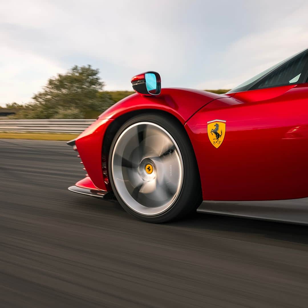 フェラーリさんのインスタグラム写真 - (フェラーリInstagram)「Designed with the circuit in mind: the #FerrariDaytonaSP3. #Zandvoort #DrivingFerrari #IconaFerrari #Ferrari」4月18日 19時58分 - ferrari