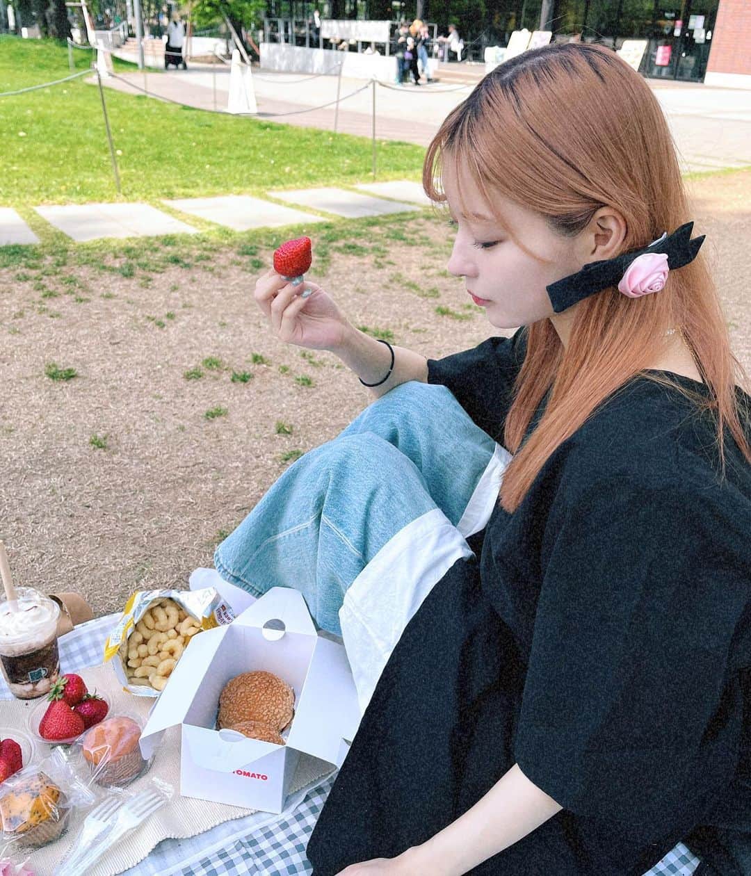 のインスタグラム：「ずっと行きたかったピクニック💐 たまたま起きたら天気良くて即席で準備したから次はお弁当作って行きたいなあ🫶🏻💭 ・ ・ とっても可愛いバレッタ🎀 【 @thevirgins 】」