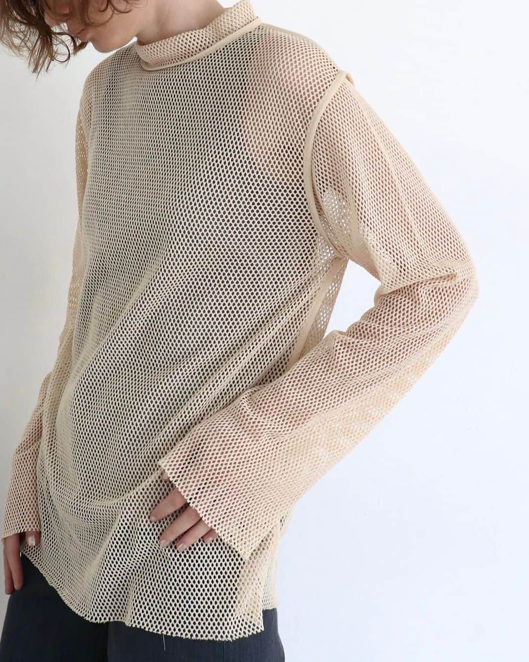 DRESSLAVEさんのインスタグラム写真 - (DRESSLAVEInstagram)「. 4.18(tue) new arrival  ☑︎ amit mesh russell long tee Color : beige / black  表面感強めの透け感を楽しむメッシュトップス。  見た目通りの風通しの良さでジャケットの袖口から出したり、インナーアクセントとしてもおすすめ。 縫い代のパイピングを表に出してポイントに。  #DRESSLAVE #ドレスレイブ #23ss #spring #summer #fashion #cordinate #mesh #meshpull #メッシュ #メッシュトップス」4月18日 20時00分 - dresslaveofficial