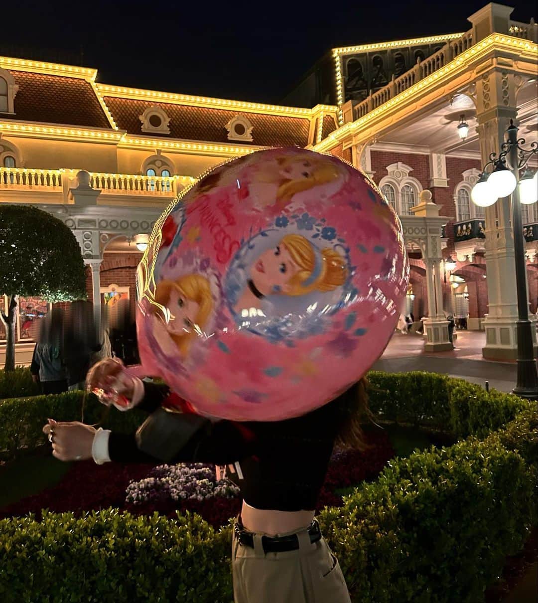 小室安未さんのインスタグラム写真 - (小室安未Instagram)「おともだち🦇  大学時代のみんなと少し前に🫰🏻 風船はまだ家で咲いてます~ 🏰 #Disney」4月18日 20時01分 - ami_komuro