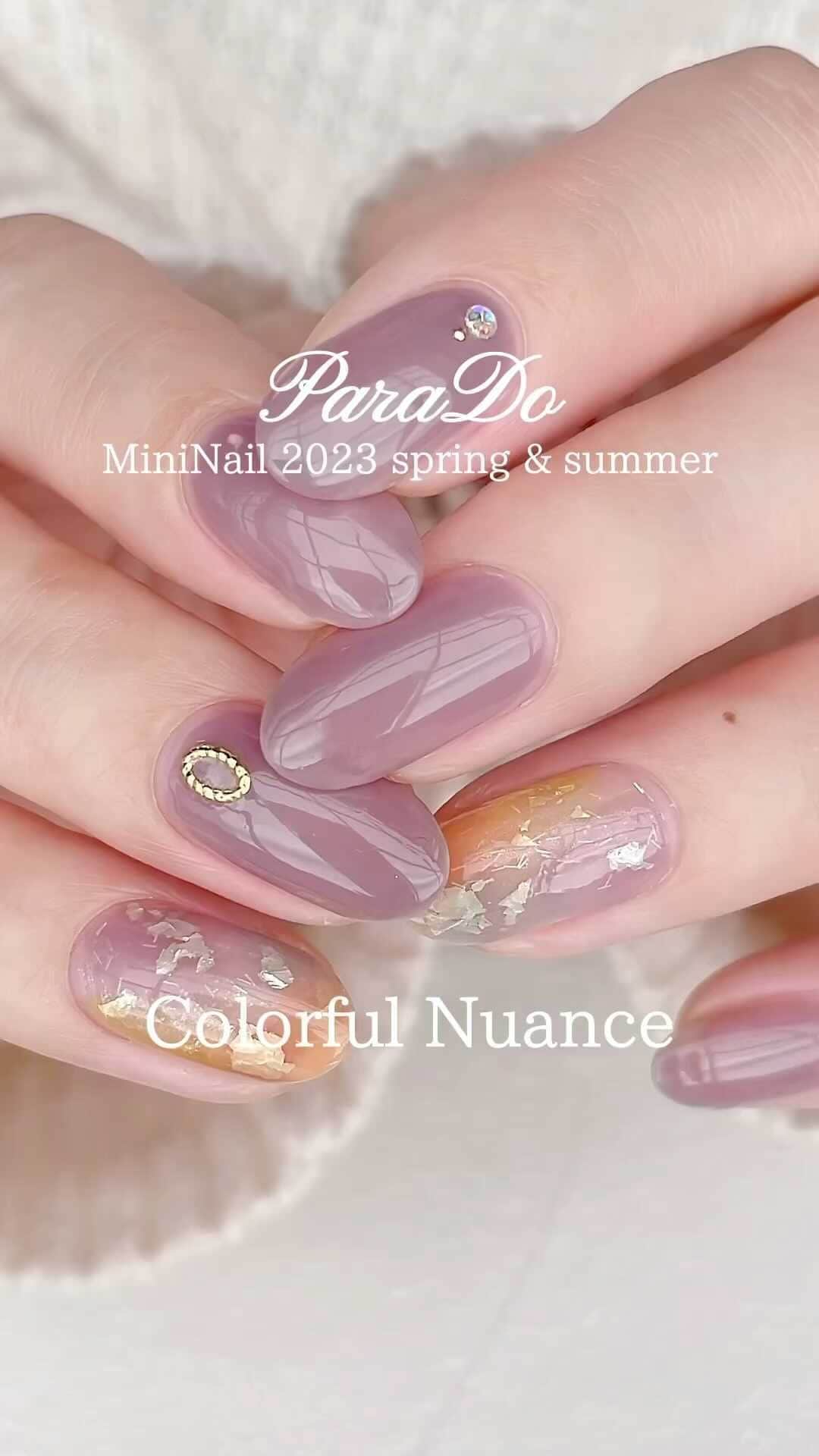パラドゥ (ParaDo) ネイル部のインスタグラム：「ミニネイル 春夏新色💅 #セブンイレブン にて4/19（水）発売！ 今回のテーマは「Romantic Soda（ロマンティック ソーダ）」。  過ぎ去った6つの恋の記憶を、甘いクリームソーダに閉じ込めてお届け。  ソーダ水を思わせるみずみずしい質感、トレンドのくすみトーンの色味。 指先にのせるだけで、あの時の恋に包まれた、甘酸っぱい想い出がよみがえる。 懐かしいのに新しい、「エモーショナルなひととき」が始まります。  こちらのアレンジ動画は、パラドゥ ネイル部の殿堂入りアンバサダー @aiainail_ 様に作成頂きました💕  ＜使用カラー＞ GD04シオサイソーダ：線状プリズムラメを配合した透け感ゴールド BL13アマオトソーダ：「水泡」にように、透け感の強いブルー PL08アサヤケソーダ：シックで落ちつきのある、アンニュイなパープル OR04タソガレソーダ：さりげないのに印象的な、大人系のオレンジ GN04コモレビソーダ：繊細なラメの入った、おだやかなグリーン  #パラドゥ #parado #パラドゥネイル部 #セルフネイル #セルフネイル部 #パラドゥミニネイル ネイル #美甲 #コスメ #春コスメ #夏コスメ #春ネイル #夏ネイル #マニキュア #ポリッシュ #化粧品 #美容 #instamakeup #instabeauty #cosmetics #nail #japancosmetics #코스메틱 #彩妆 #seveneleven #japantrip #nailpolish #네일컬러　#指甲油」