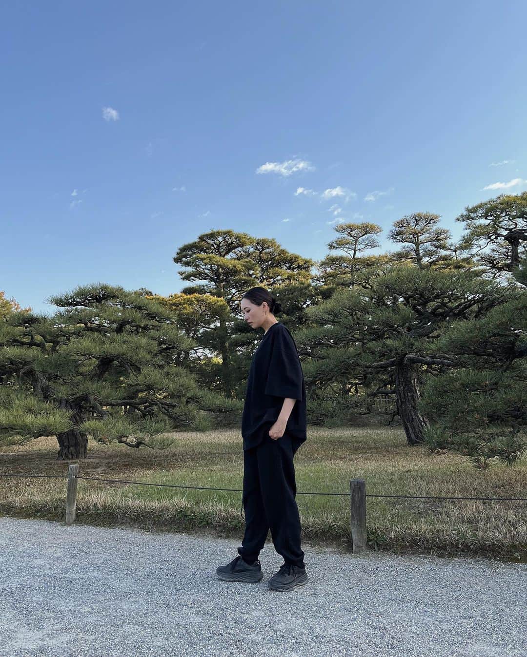 石川マリーさんのインスタグラム写真 - (石川マリーInstagram)「📍栗林公園 ここは主人と付き合う前 デートで行った思い出の場所🫶🏻  コーデは上下ともユニクロだった日！！  Tops & Pants @uniqlo_jp  🏷スウェットパンツ 商品番号:455409 🏷エアリズムコットンオーバーサイズTシャツ(5分袖) 商品番号:455359  この日は主人と全身お揃いコーデだったんだけど 普段から二人とも真っ黒だから 同じのを着ても あまりお揃い感が出ないことに気づいた😂  #香川 #栗林公園 #ユニクロコーデ #ママコーデ」4月18日 20時03分 - marieishikawa