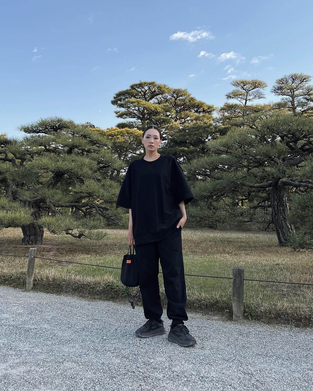 石川マリーさんのインスタグラム写真 - (石川マリーInstagram)「📍栗林公園 ここは主人と付き合う前 デートで行った思い出の場所🫶🏻  コーデは上下ともユニクロだった日！！  Tops & Pants @uniqlo_jp  🏷スウェットパンツ 商品番号:455409 🏷エアリズムコットンオーバーサイズTシャツ(5分袖) 商品番号:455359  この日は主人と全身お揃いコーデだったんだけど 普段から二人とも真っ黒だから 同じのを着ても あまりお揃い感が出ないことに気づいた😂  #香川 #栗林公園 #ユニクロコーデ #ママコーデ」4月18日 20時03分 - marieishikawa