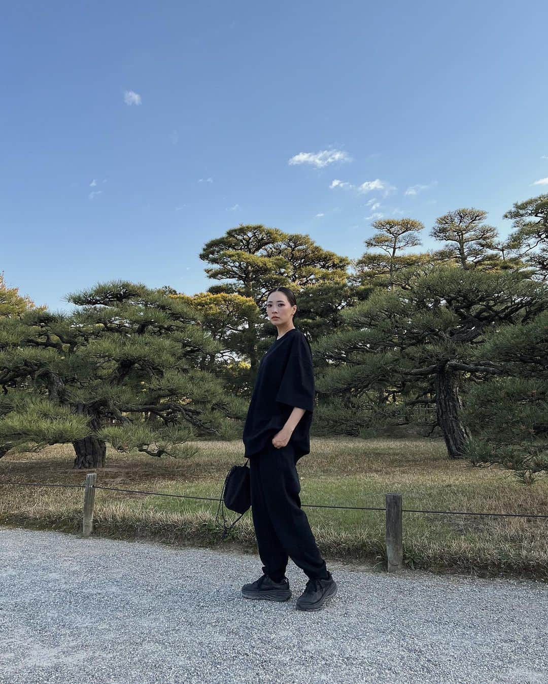 石川マリーさんのインスタグラム写真 - (石川マリーInstagram)「📍栗林公園 ここは主人と付き合う前 デートで行った思い出の場所🫶🏻  コーデは上下ともユニクロだった日！！  Tops & Pants @uniqlo_jp  🏷スウェットパンツ 商品番号:455409 🏷エアリズムコットンオーバーサイズTシャツ(5分袖) 商品番号:455359  この日は主人と全身お揃いコーデだったんだけど 普段から二人とも真っ黒だから 同じのを着ても あまりお揃い感が出ないことに気づいた😂  #香川 #栗林公園 #ユニクロコーデ #ママコーデ」4月18日 20時03分 - marieishikawa