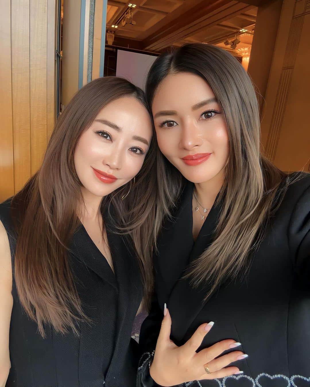 福王寺彩野のインスタグラム：「今日は、母の友人で桜十字グループの西川代表がオーナーをされている @met_beauty_clinic のランチョンプレゼンテーションがありました🍽❤️  私は大好きで憧れの🫶神崎恵さんをお誘いして🥺💓何とお隣の席で出席させていただきました🥹💘 @megumi_kanzaki 😭🙏💕  お写真3枚目は @numerotokyo 編集長の田中杏子さん😆💝 そして同じテーブルには他にも @vocemagazine @bitekicom @androsy_tkj 編集長の皆様と美容皮膚科医のカリスマ竹井先生 @kenjirooooooooo という豪華さ🙇‍♀️✨✨  メットビューティークリニックの西川代表のお母様は再春館製薬（ドモホルンリンクル）の創業者で、西川代表も今は大変大きな桜十字という医療グループをやられているのですが、美容医療事業は初とのこと🙌✨  今最も注目されている、フェムテック（婦人科）×スキンケア（美容皮膚科）×メディテーション（瞑想）の三本柱を軸にリニューアルされたクリニックは、まさに今やりたいメニューばかり😳✨✨  今日の会場は東京中の美容エディターの皆様や美容家の皆様、そして美容好きなお友達がここぞとばかりに集まっていて、それはそれは華やかで盛大なパーティーでした👏🎊 リニューアルおめでとうございます‼️㊗️🎉 私もこれから通いたいと思います😍❣️  #metbeautyclinic #メットビューティークリニック #表参道 #骨董通り #美容クリニック #美容皮膚科 #婦人科 #フェムテック #フェムケア #メディテーション #神崎恵 #美容家」