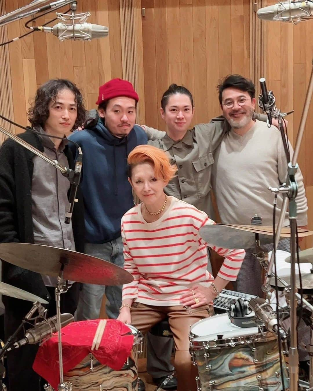 夏木マリさんのインスタグラム写真 - (夏木マリInstagram)「#tokyojunkboogie  #4.19 #release #betterdays レーベル #坂東祐大  明日4.19リリースの  TOKYO JUNK BOOGIE‼️  New Jazzシーンを牽引する最高峰のメンバーでのレコーディング！  両A面でリリースするシングルは、 ブギウギを掲げた挑戦的な ”JUNK BOOGIE”と ストレートブキの2パターンを収録しました‼︎  7インチのアナログで発売です！  Produced and Arranged by 坂東祐大  Banksia Trio 　 Bass：須川崇志　 Piano：林 正樹　 Drums：石若 駿  + 松丸契(Sax) + 岡田拓郎（Guitar）  Recording Engineer：田中章義（Bigfish） Mixing Engineer：小森雅仁  [EP] Mastering & Cutting Engineer ：武沢 茂（コロムビア） [Digital] Mastering Engineer ：山崎 翼（Flugel Mastering）  是非ーーーーーーーーーーーーーーーーー」4月18日 20時06分 - mari_natsuki