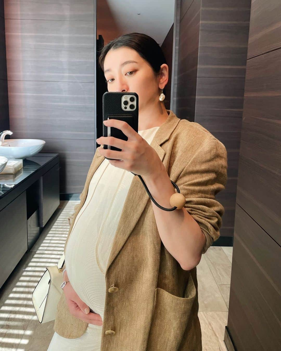 高園あずささんのインスタグラム写真 - (高園あずさInstagram)「だいぶ きてますねぇ〜🤰🏻 夫の誕生日当日ランチは @conradosaka で鉄板焼きでした🍽️  combination / #mullerofyoshiokubo  jacket / #todayful bag / #valextra  pierce / #jilsander   #マタニティコーデ #妊婦 #妊娠9ヶ月 #9months #azusatakazono_服」4月18日 20時06分 - azusa_takazono