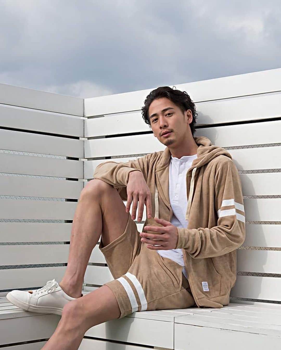 BITTER STORE OFFICIAL Instagramのインスタグラム：「. //パイル生地を使用した大好評セットアップが今年も発売！//  ソフトな肌触りが心地良いパイル地のパーカーとハーフパンツのセットアップが入荷😘👏  タオルのようにサラリとした質感で、吸水性と通気性も抜群なのでストレスはフリー💨  パーカーのフロントはシングルジップでブランドオリジナルのピスネームを付けるなどシンプルながらも細部にまで拘ったアイテムです🔥  セットではもちろん単品でも使えるのも魅力です✨  購入は写真をタップ！ 品番:caryu16-set01  #bitter #bitterstore #ootd #mensfashion #mensstyle #menshair #メンズスタイル #メンズファッション #春コーデ #夏コーデ #セットアップスタイル #セットアップコーデ #リゾートコーデ #ルームウェア #パーカーコーデ #ショーツコーデ #海コーデ」