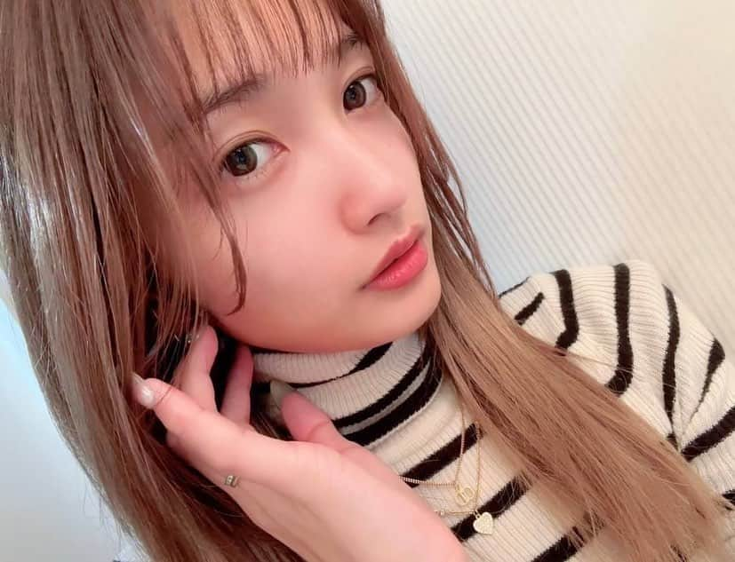 安井レイのインスタグラム：「今年で30歳。 20代の時には気にならなかったシミなど お肌で気になるところが沢山でてきたんだけど、 良さそうなアイテムを見つけたので紹介します😊！  3月1日に発売された  アスタリフト ザ セラム ブライトニング（医薬部外品）。  　@astalift_japan  紫外線だけじゃない、日常刺激も。 シミを元からつくらせないって 言葉に惹かれて使ってみました！！  アスタリフトならではの、 深い肌悩みを集中ケアするために 必要な成分を角層内の届けたいところへ しっかり運べる独自製法の新開発・リポソーム技術を応用しているらしく、 カプセルの内側にたっぷり美容成分を閉じ込めて、必要な成分を角層内深くまで多く届けてくれるみたい❤️  何歳になっても透明感あるお肌に憧れるし、褒められるお肌でいたいなーって思うからこそ、 深い肌悩みに徹底的に向き合うことが大事だなってすごく思う😊  シミが大敵の30代。リポソーム技術に注目するべきかも！！  実際使っててスーって馴染むから、夜だけでなく朝のメイク前にも使えて、 香りもフローラルグリーンの香りで凄く心地いい 。。  これからも沢山使っていって、経過みていくのが楽しみだな〜🫶🏻🫶🏻  　#アスタリフトのリポソーム 　#朝がうれしいスキンケア #アスタリフト  　#リポソーム　#スキンケア　#美白ケア　#シミ予防　#シミ対策 　#美白美容液　#美容液　#トラネキサム酸　#医薬部外品　#ビタミンC」