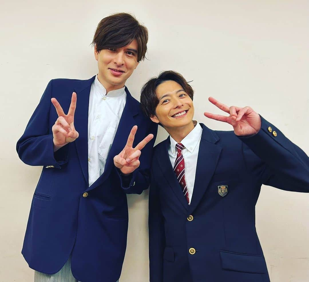 小池徹平さんのインスタグラム写真 - (小池徹平Instagram)「先日、母校の堀越学園創立100周年のお祝いに呼んでいただきました。 卒業したのは20年前。 えっ、もう20年😂笑 時の流れを感じつつ、優が提案してくれた久々のノストラダムス再結成で、20年前の学園祭を再現してきました！ 貴重で最高な時間でした✨  それにしても優は当時のまんま😂笑  #優の制服姿みて当時のフラッシュバック #僕は制服探しても見つからず最新の制服お借りしました #ノストラダムス」4月18日 20時12分 - teppei.koike_official