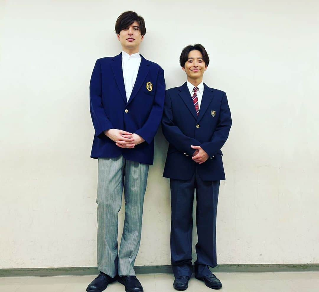 小池徹平さんのインスタグラム写真 - (小池徹平Instagram)「先日、母校の堀越学園創立100周年のお祝いに呼んでいただきました。 卒業したのは20年前。 えっ、もう20年😂笑 時の流れを感じつつ、優が提案してくれた久々のノストラダムス再結成で、20年前の学園祭を再現してきました！ 貴重で最高な時間でした✨  それにしても優は当時のまんま😂笑  #優の制服姿みて当時のフラッシュバック #僕は制服探しても見つからず最新の制服お借りしました #ノストラダムス」4月18日 20時12分 - teppei.koike_official