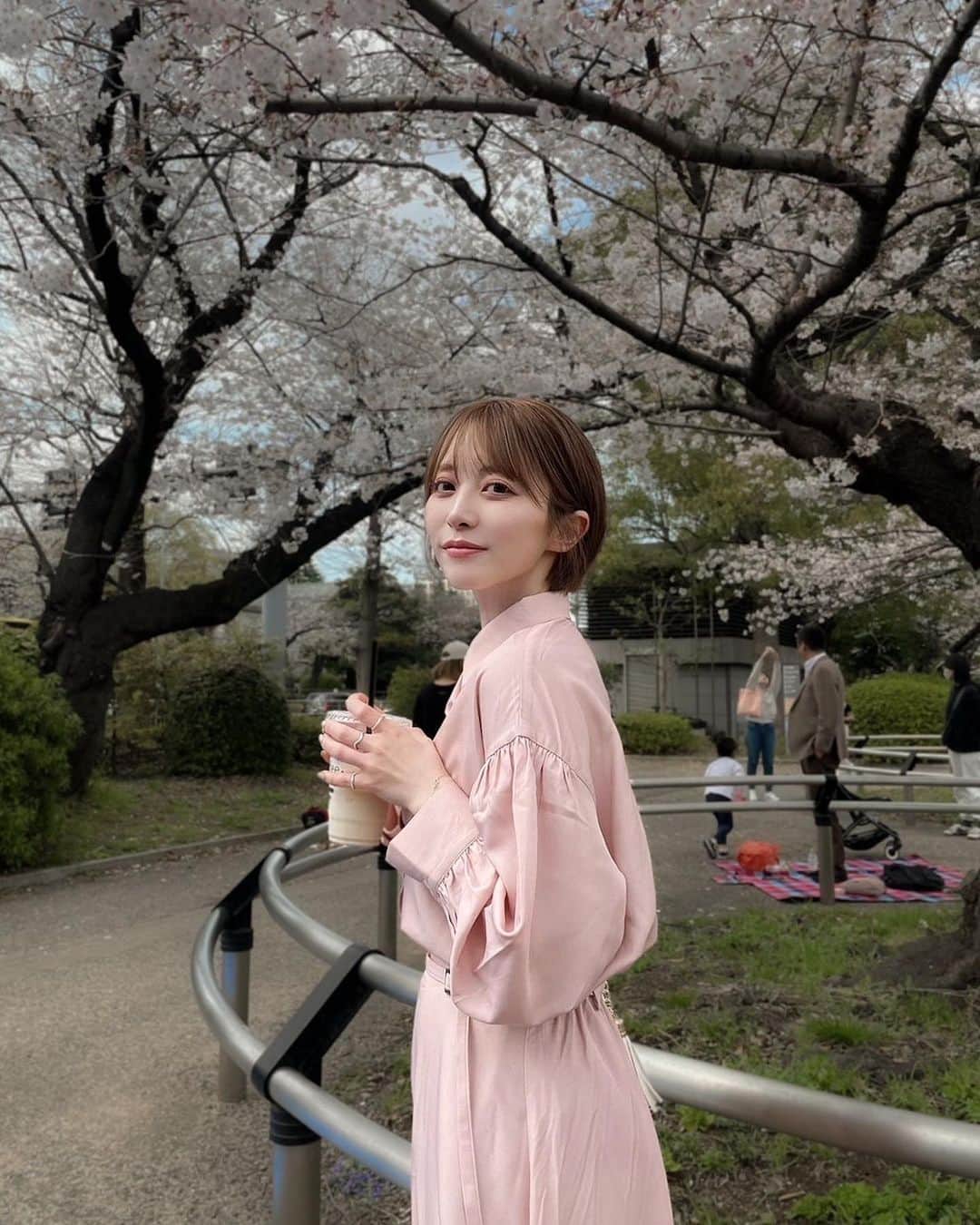 のインスタグラム：「もはや私といえばみたいなところあるけど、 最近のシミやそばかすケアの紹介😌🫶🏻 ㅤ この前シナールエクシアの新商品体験会に ご招待してもらって 4/12発売のスキンケアシリーズを 一足先に試してきました！ 使い続けることが大切だと思ってるから、 その点使い心地も良かった🥹🧼  マイクロニードルパッチは夜つけたまま寝てる🤣🫧 毎日透明感のあるお肌を目指したいなぁっ✨  #シナールエクシア #スキンケア #スキンケアマニア #美白ケア #美白 #化粧水 #乳液」