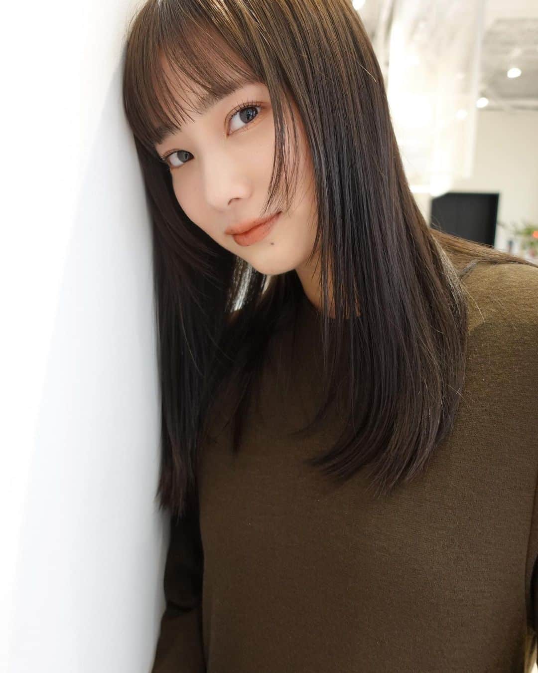 OYAMA KENICHIさんのインスタグラム写真 - (OYAMA KENICHIInstagram)「Face layer ✂︎  Sheer beige 🎨  赤味を削り柔らかい印象に  前髪も少しカットしてすっきり  いつもありがとうございます🫶🏻  #フェイスレイヤー #レイヤーカット #顔周りカット #ベージュカラー」4月18日 20時25分 - kenichi_oyama_
