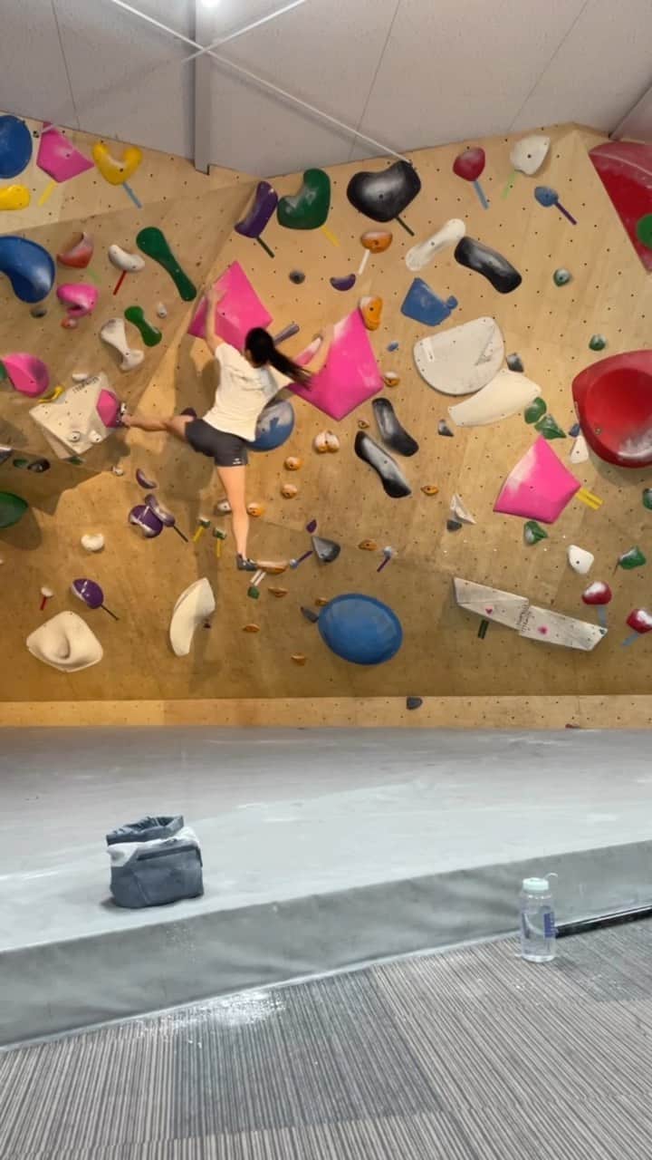 のインスタグラム：「A few favourite moves from a session at @boulderpark_basecamp fuelled by 🍙. Just 3 days until the first World Cup!  And a sneak preview of our 2023 @arcteryx uniforms 🤫😍🇨🇦  #climbing #bouldering」