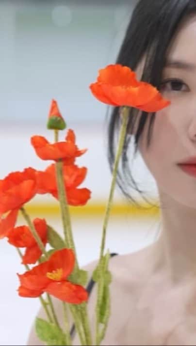 チェ・ダビンのインスタグラム：「꽃 향기만 남기고 갔단다🌹⛸❄️  #jisoo #flower #🌹#지수 #꽃」