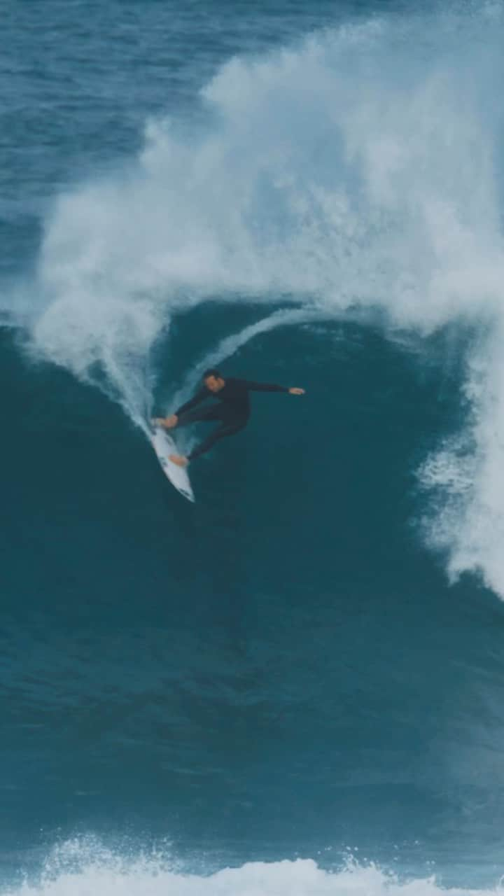 ジョーディ・スミスのインスタグラム：「So good to be back in the western oz. Stoked to finally surf some head high waves.. @smthshapes boards are feeling really good. 6’4 V12 🎥 @nickchristyfilm  @oneillusa」