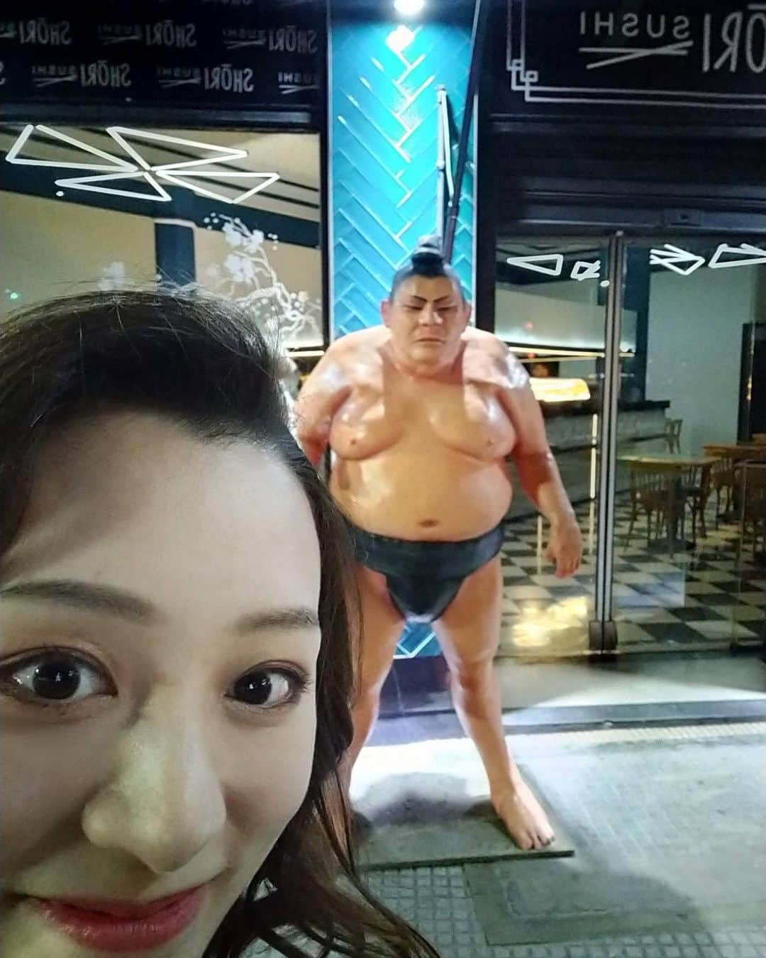 城妃美伶のインスタグラム：「インパクトのあるお寿司屋さんを発見🍣 気になる…‼︎  #sushi #sumo #comidajaponesa  #japon #argentina #buenosaires」