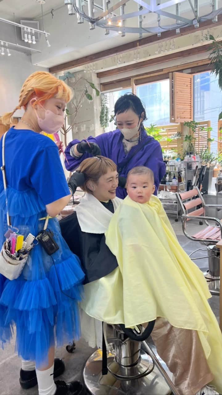 田中真奈美のインスタグラム：「ようこそ❤️ まほちゃん✨よりくん✨ . 根本ブリーチリタッチのオンカラー🎶 柔らかいくすみベージュの出来上がり❤️ . よりくんお利口すぎる😭 全く泣かない🫶🏻✨奇跡的だよね✨ . . . スタイリングしながら出会ったばかりの時の事を思い出して懐かしくなりました✨きっともう出会って10年目になるかなーってくらいだもんね❤️ みんな大きくなったー👭👩‍👧‍👦✨✨✨ . 福岡から離れて関東に行っちゃうまほちゃん🗼 時々帰って来るとは思うけど、、、寂しいよ〜〜😭 . まほちゃんファミリーにはお客様としてもだけど、雑誌のスナップや美容業界誌の撮影にも協力してもらったりして美容師としても、私の産前産後の相談にも乗ってもらってたから母としてもたくさんお世話になったし成長させていただきました🥹🙏🏻✨感謝の気持ちがいっぱい過ぎてうまく伝えれない😭 . まほちゃんを知ったのはインスタ❤️発見した時、あ！会いたい！担当させていただけたら嬉しいな〜🥰あんな感じとかしてみたいな〜とか想像がいっぱい膨らんでワクワクしたのを覚えてます❤️実はその時、私は入院中🛌だったんですが病院で安静にしとかなきゃなのに頭がめちゃ回転して運命的な物を感じたんです✨連絡させていただいたらまほちゃんも知ってくれてて😍ワーイ🙌🏻🙌🏻ってなったんですよねー❤️ . 本当に出会えて良かった🥹 まほちゃんきっかけに出会えたお客様もいっぱいでその全ての繋がりがまほちゃんと出会えたおかげなんだなー✨って思うとすごい！！✨ . まほちゃん❤️ いーっぱいありがと🥰🙌🏻 小さかったキッキちゃんやツムちゃんとも楽しい思い出がいっぱいだよ〜😭🙌🏻✨ 寂しいけどまた帰って来てね❤️❤️❤️ 大好きなファミリー✨これからもご家族みんなを見守らせてください❤️みんなの活躍楽しみだーー🥰🫶🏻 . また会えるの楽しみにしてるねー😆🙌🏻🙌🏻✨」