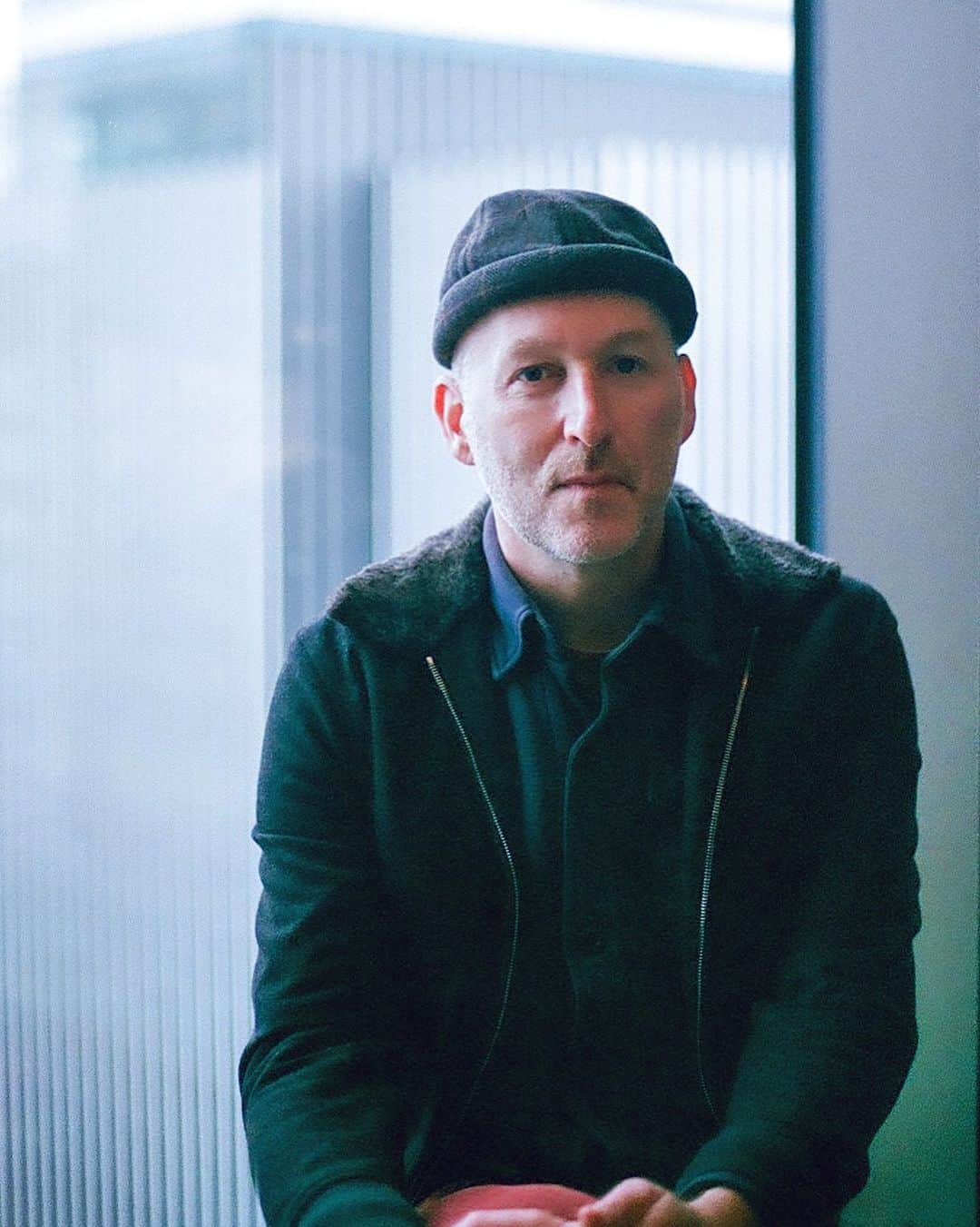 枝優花のインスタグラム：「Mikhaël Hers (Film director)  ”The Passengers of the Night“  彼の映画『アマンダと僕』と出会い、感銘を受けた4年後に、こうして撮影できたこと、言葉を交わせたことに縁を感じます。  彼の発する言葉ひとつひとつに、まるで自分を見ているかのようで、だから彼の映画が好きなのだと再確認する嬉しい時間でした。  ミカエルの新作『午前4時にパリの夜は明ける』は4/21(金)に公開です。  これもまた本当に素晴らしい映画です。 是非劇場で。」
