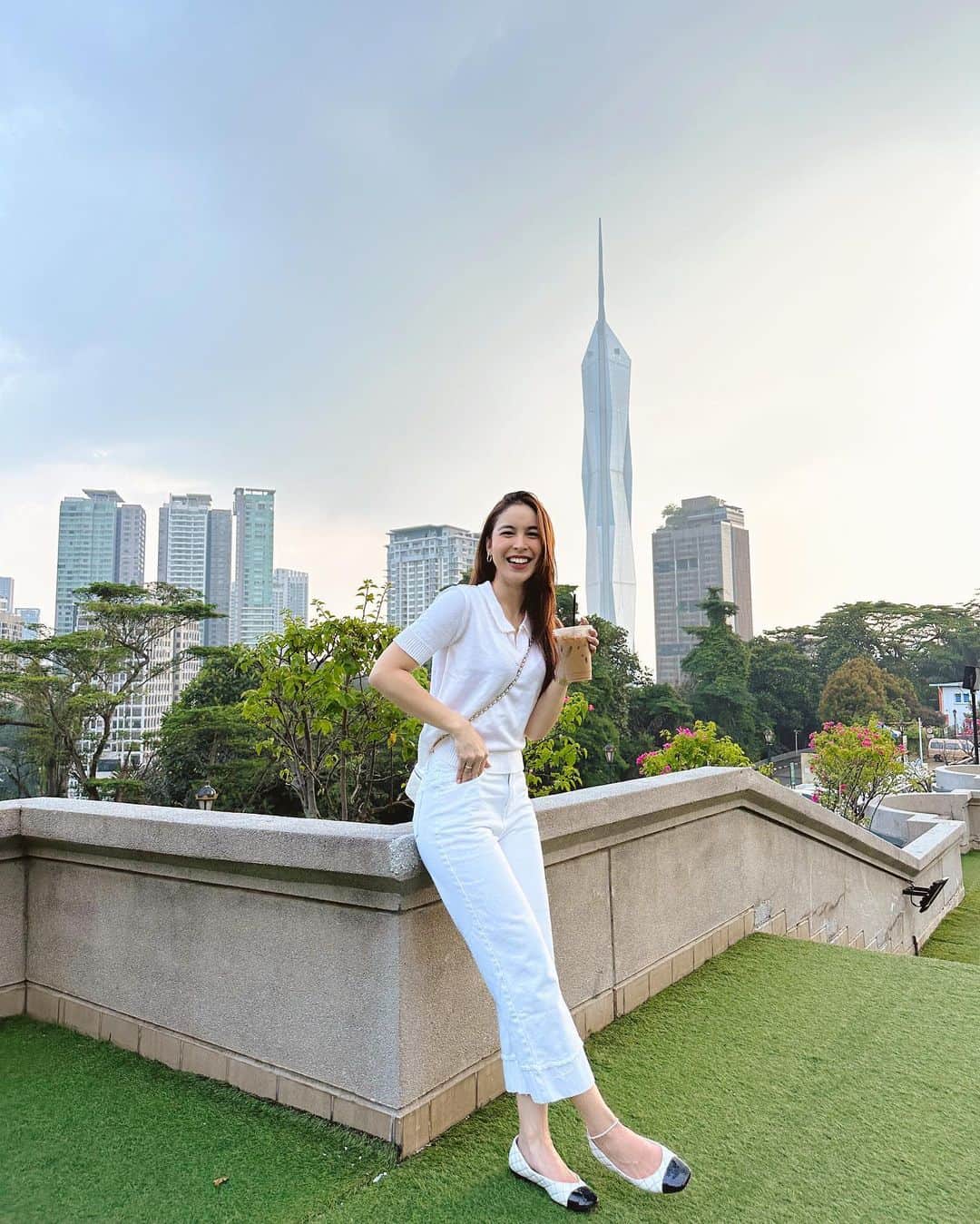 ジュリア バレットのインスタグラム：「First time in KL 🇲🇾   Top and bottom from @penshoppe 🤍」