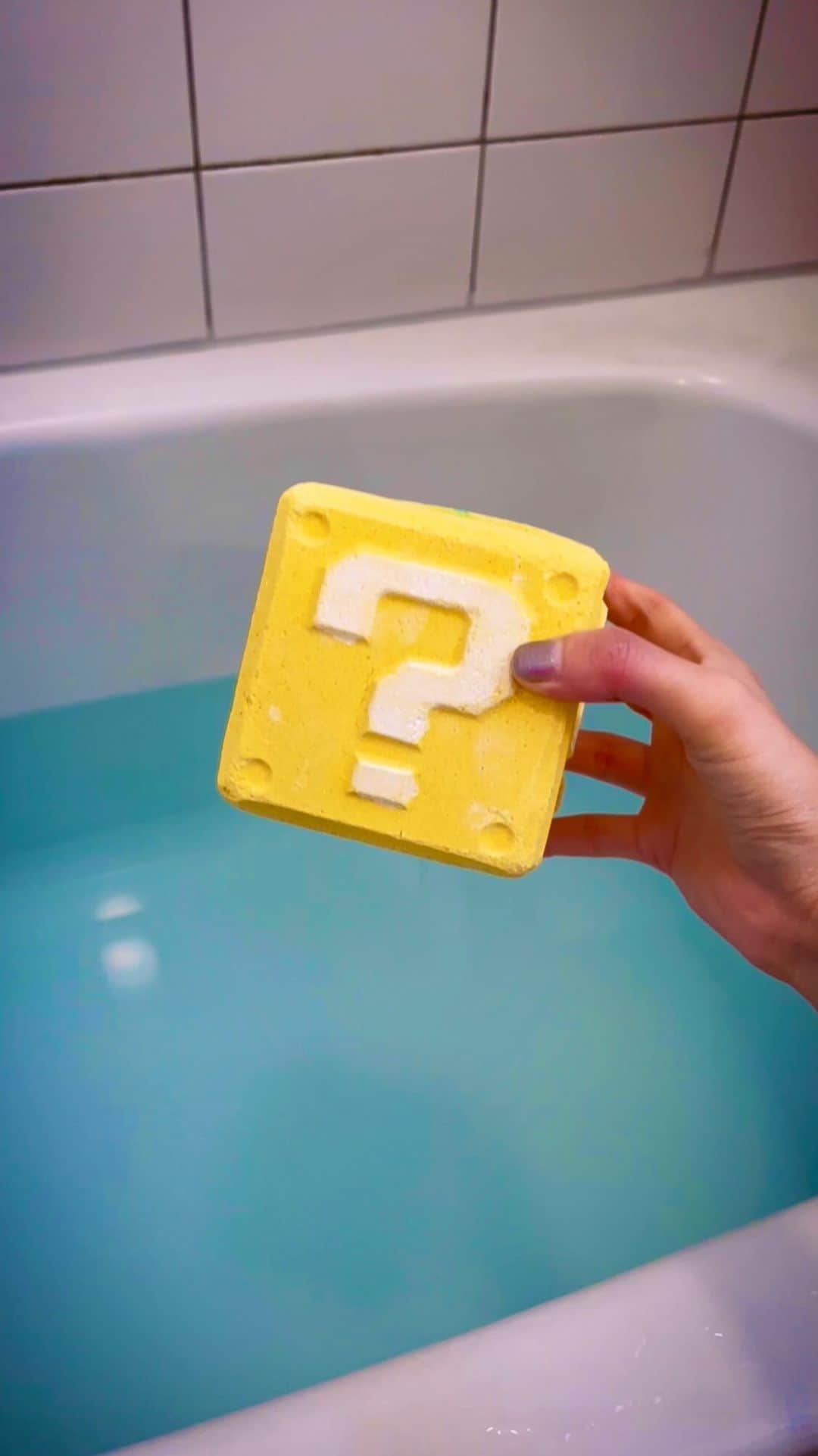 のインスタグラム：「🍄 YAHOO‼️  Here we go to the best bath time🍄🫧  LUSH✖️Super Mario Bros🫧  売り切れてたけどやっと見つけたハテナブロックバスボム！ こんなに大きいバスボム初めて‼️‼️ ハテナブロックの中からアイスフラワーソープが出てきたり 楽しいサプライズが沢山あったバスボムだった🍄  マリオの映画も凄く楽しみ！！！！！！！  #lush #thesupermariobrosmovie」