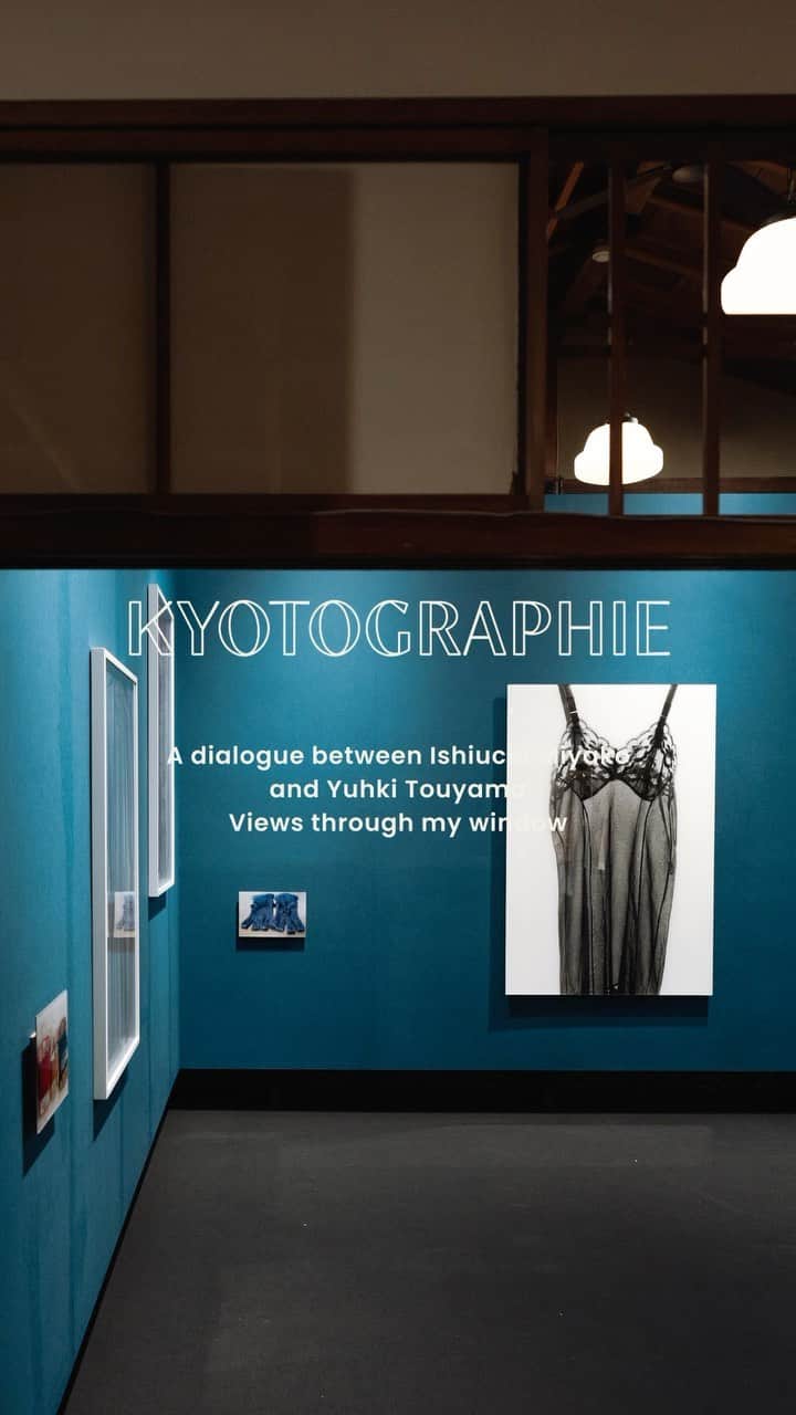 市川渚のインスタグラム：「#KYOTOGRAPHIE A dialogue between Ishiuchi Miyako and Yuhki Touyama | Views through my window  毎年恒例になってきているKYOTOGRAPHIEでのKering @kering_official さんサポートによる展示企画。クリエイティブやアートの世界で活躍する女性を支援する「Women In Motion」という取り組みのひとつとして行われており、毎回女性アーティストを取り上げている。 ⁡ 2023年は石内都さん、頭山ゆう紀さんの2人展。タイトルは「透視する窓辺」。展示場所は280年を超える歴史を持つ老舗の帯匠、誉田屋源兵衛。 ⁡ 会場では23年前に亡くなった母の遺品を撮った石内さんの作品『Mother's』、そして頭山さんの『境界線13』からの作品と彼女が祖母の介護をしながら"気晴らしに"撮っていたという新作が重なっていく。頭山さんはその後祖母を亡くし、さらに母もこの世を去ったのだそう。奇しくも写真を通し、すでにこの世を去った3人の女が交差する。帯屋という歴史を重ねた"生きる空間"で見る作品たちは、ギャラリーや美術館のような空間で見るよりも、はるかに身近に、そしえ生々しく感じられるような気がした。 ⁡ 展示を拝見した翌日には2人のアーティスト・トークを拝聴する貴重な機会を頂き。「本当は女性を支援する、なんてことはない方がいいの。」と鋭い石内さんの一言からはじまったトークは、母を近年亡くし、かつ写真を撮る端くれの自分としても、僭越ながら（本当僭越すぎるのだけど）重なる部分もあり、非常に刺激的な時間だった。 ⁡ 撮るということはとてもパーソナルな行為で、撮ったフィルムを時間を置いて、同時プリントし、セレクトし、独り暗室に入って1枚1枚プリントする。そして、それらが展示を通して、他人の目に触れていく。長い時間をかけて写真を客観視した上で、他人の視線を受けることで写真はようやく作品になるんだと。「何よりも楽しいからやってられるのよ、ねえ」と、石内さんはくしゃっと笑っていた。 ⁡ 鑑賞者としても、製作者としても、まだまだ写真はおもしろいし、知らないことばかりだ。そんなことを実感して、会場をあとにした😌 ⁡ #kering#womeninmotion#kyotographie#kyotographie2023#kyotographieborder#ishiuchimiyako#yuhkitouyama#石内都#頭山ゆう紀」