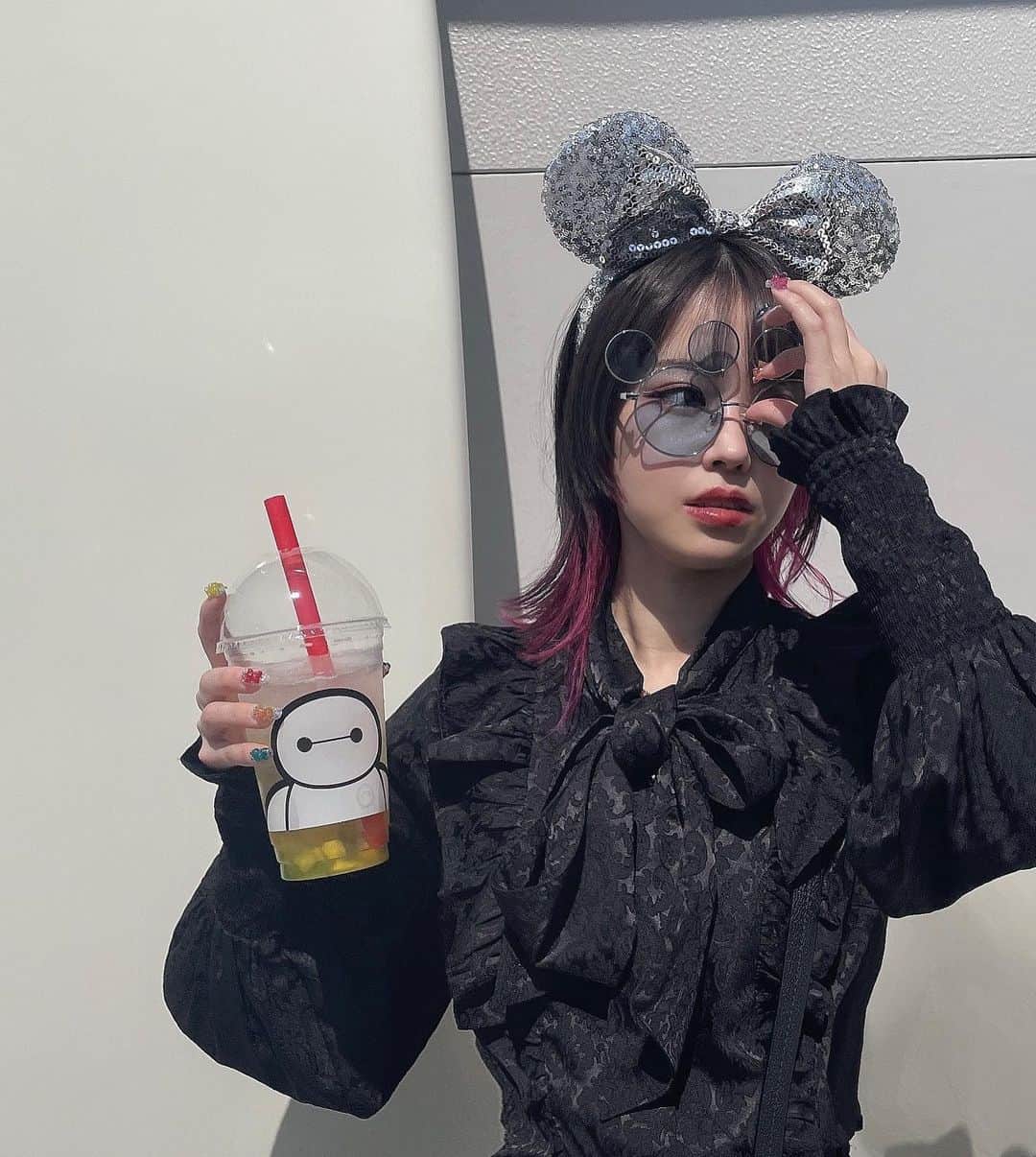 かすこんねぅのインスタグラム：「ディズニーで緑のまんじゅう持っとけば絶対映えると思ったの間違いだった。悔しい。」
