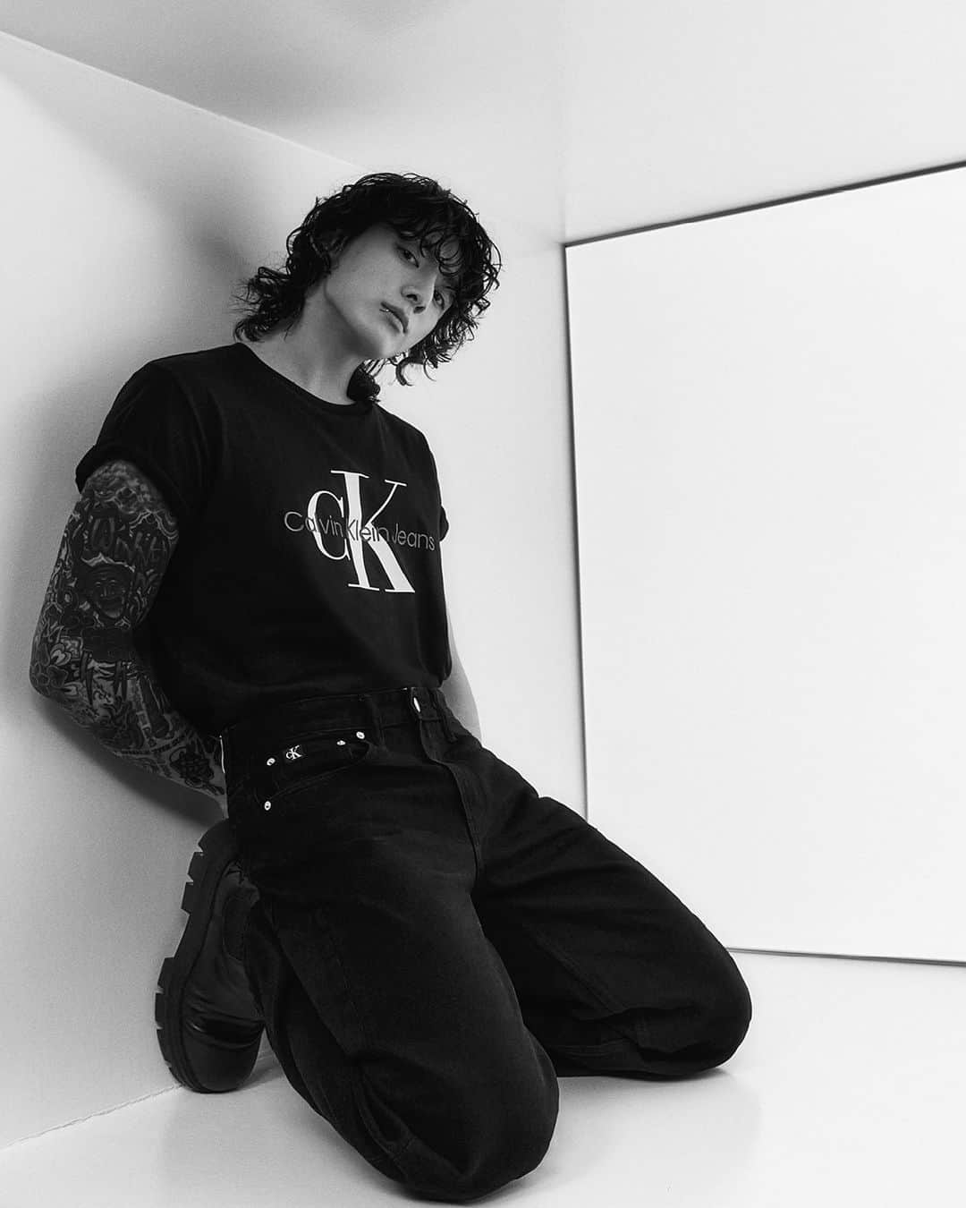 Calvin Kleinさんのインスタグラム写真 - (Calvin KleinInstagram)「Initial here. JK in CK.    Jung Kook wears the Monologo Tee.  By @parkjongha.」4月18日 20時30分 - calvinklein